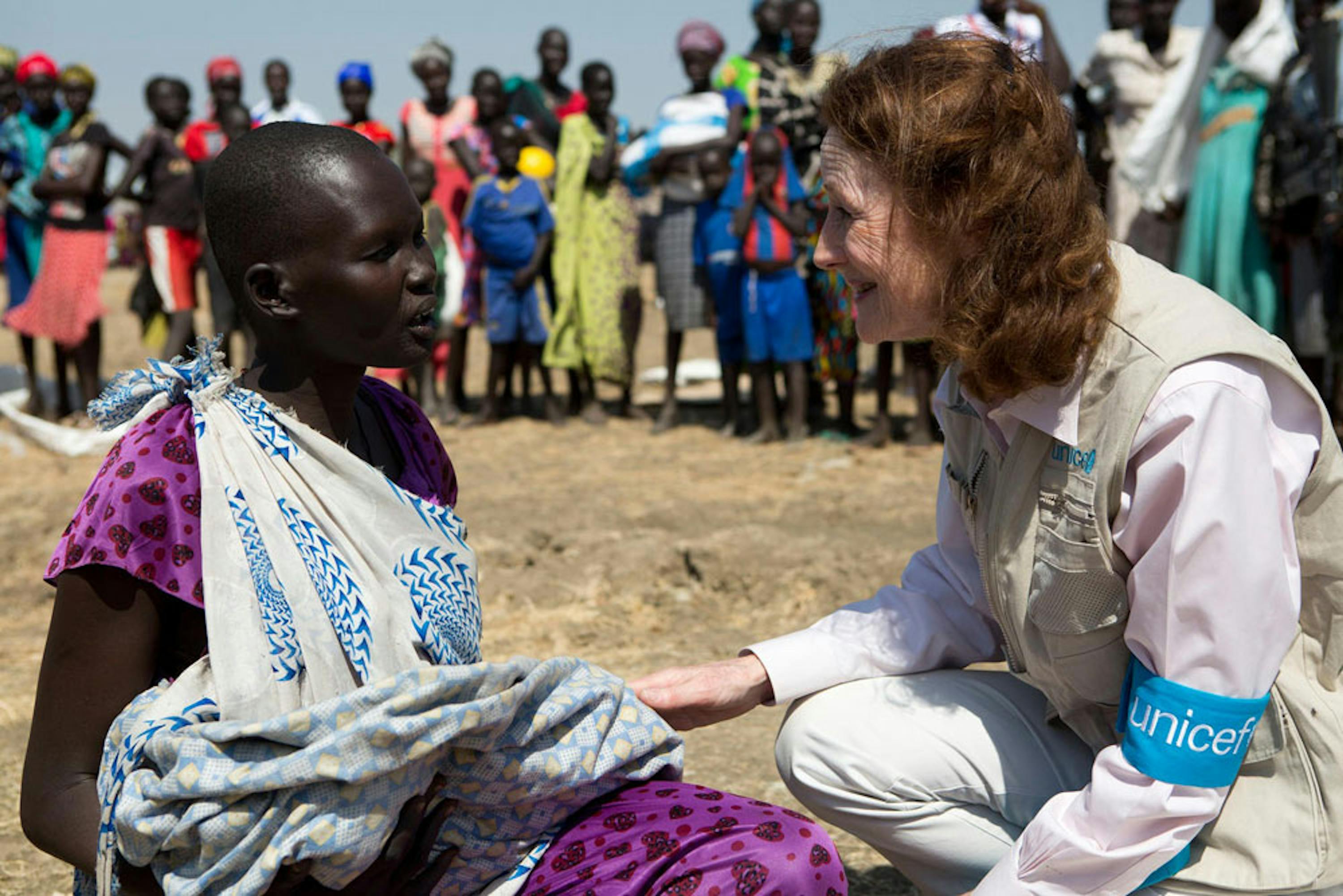 Henrietta Fore, nuovo Direttore UNICEF, parla con una giovane donna, Judjok, che ha appena ricevuto sapone e altri articoli per l'igiene durante una distribuzione organizzata dall'UNICEF a Ganyel (Sud Sudan) - ©UNICEF/UN0156708/Prinsloo