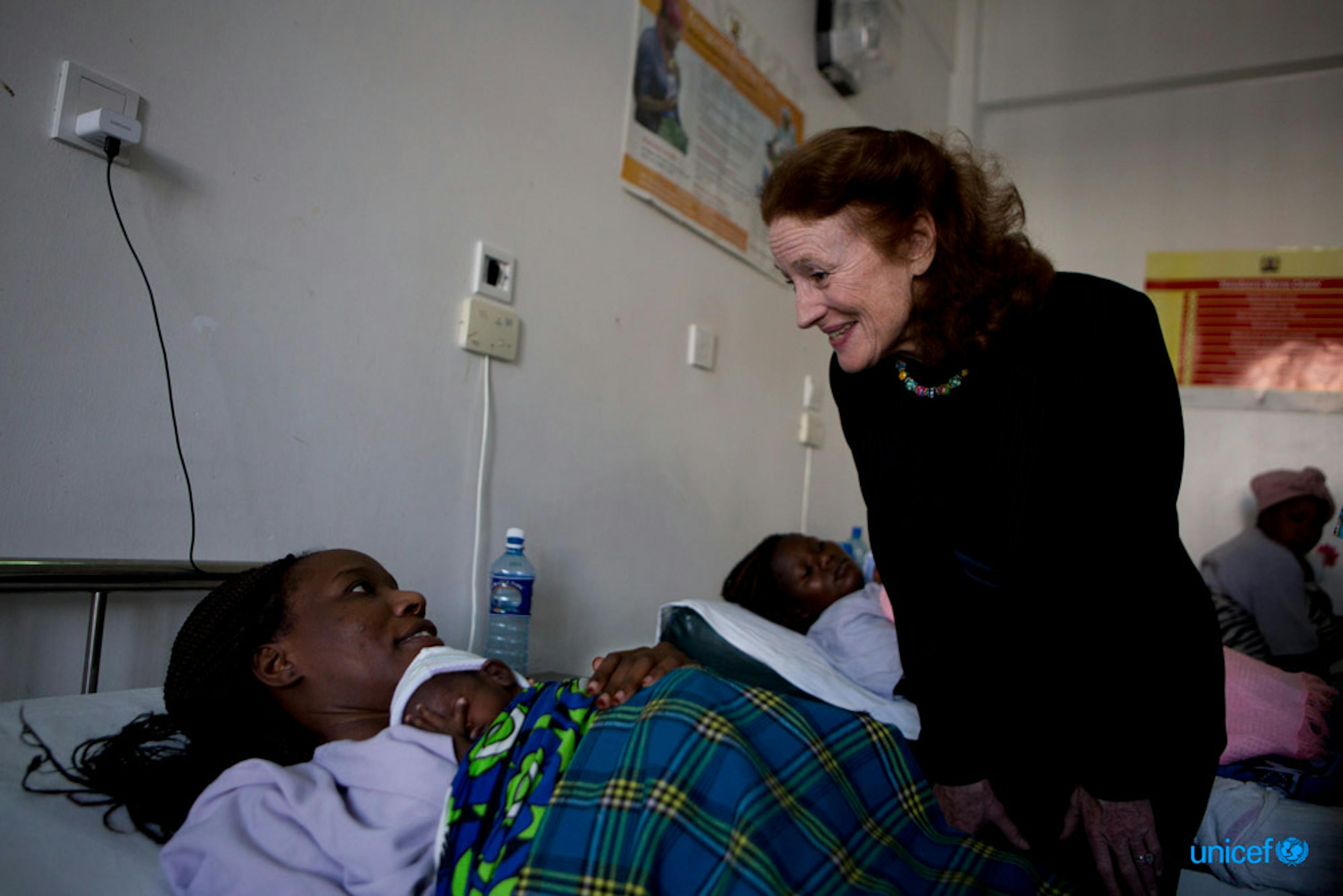 Henrietta Fore parla con Heresa, mamma del piccolo Trevor, nel reparto Maternità dell'ospedale 