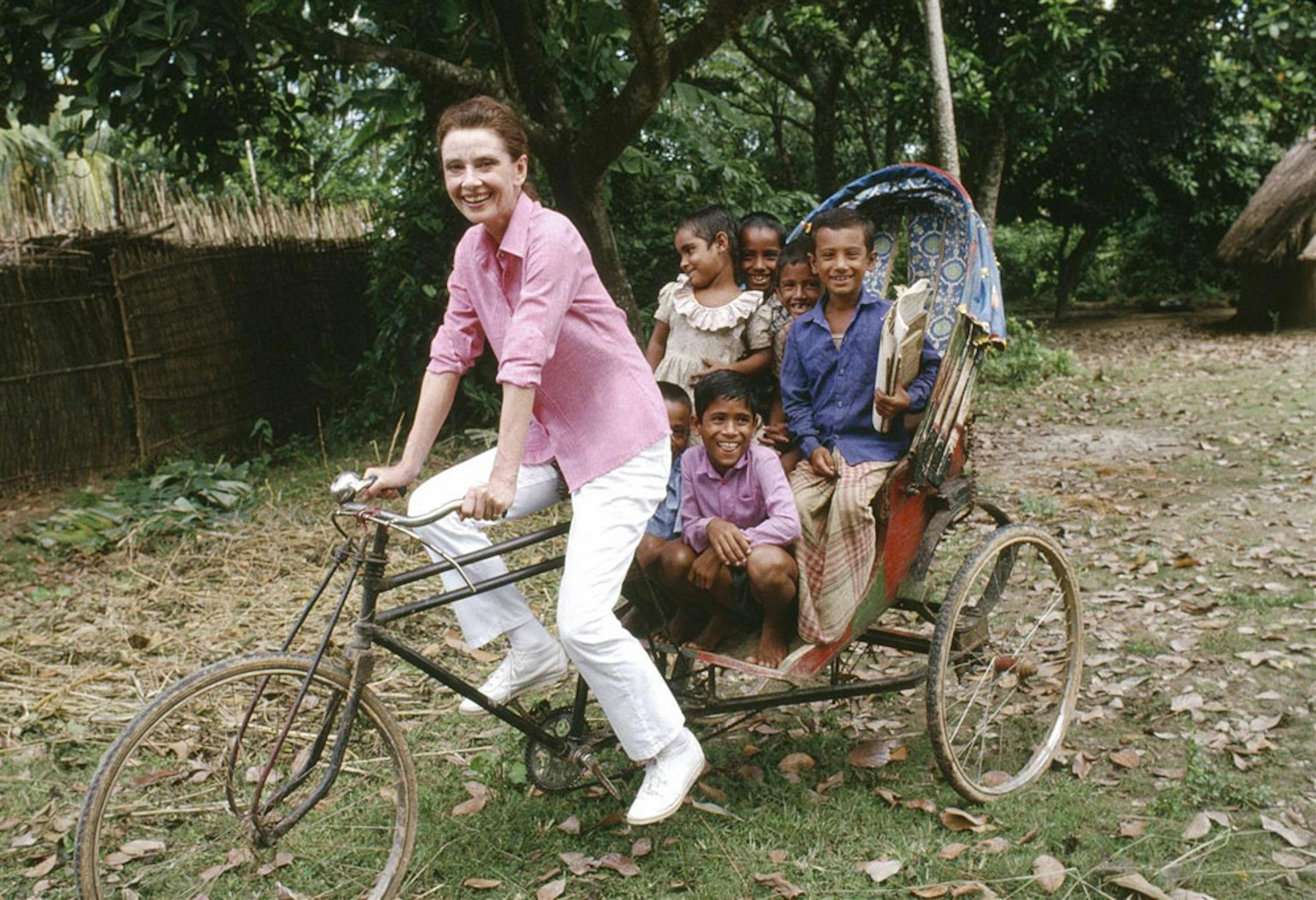 Un'allegra immagine di Audrey Hepburn durante la sua missione in Bangladesh dell'ottobre 1989 - ©UNICEF/UNI40131/Isaac