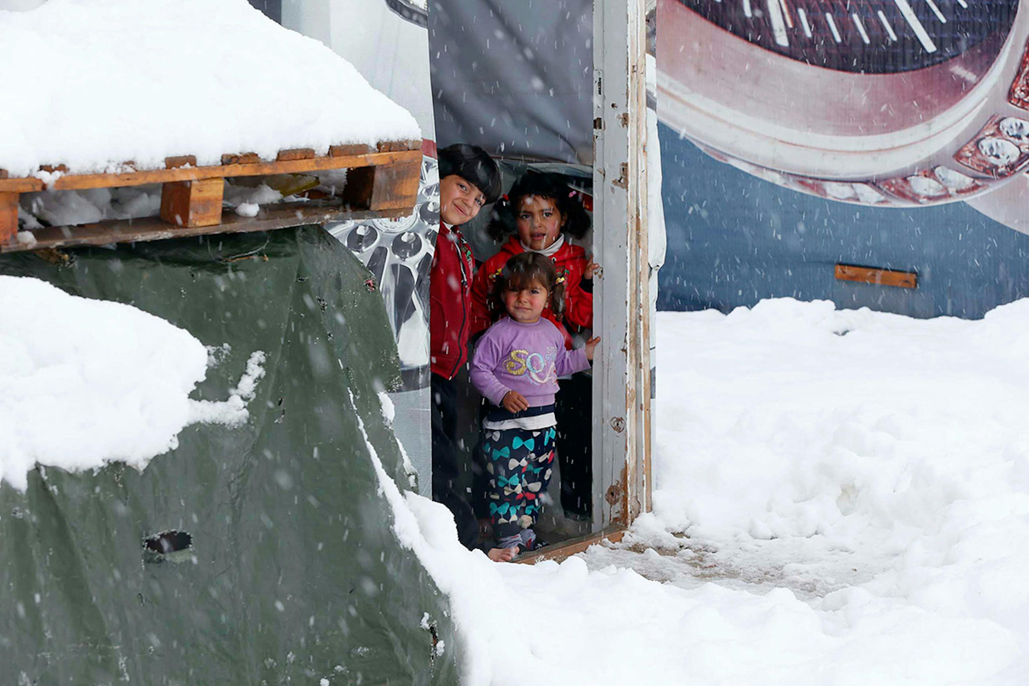 D'inverno nevicate e temperature sotto lo zero sono frequenti nelle montagne del Libano. Qui siamo nel campo profughi di Zahle - ©Mohammed Azakir/Reuters