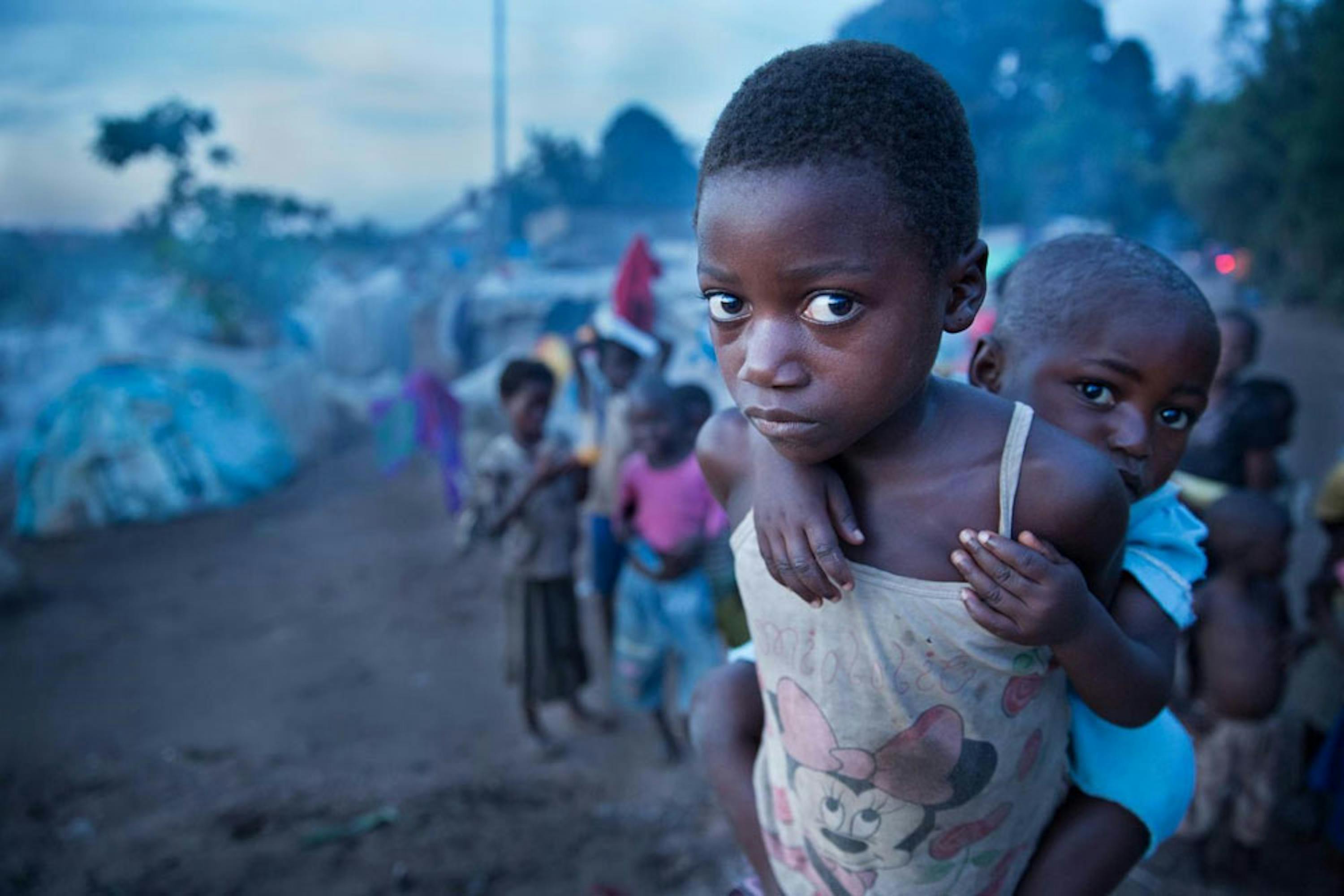 Accampamenti di fortuna come questo, nei dintorni della città di Kalemie sono i luoghi in cui sono costretti a vivere 1,3 milioni di sfollati nell'est della Repubblica Democratica del Congo - ©UNICEF/UN0156457/Vockel