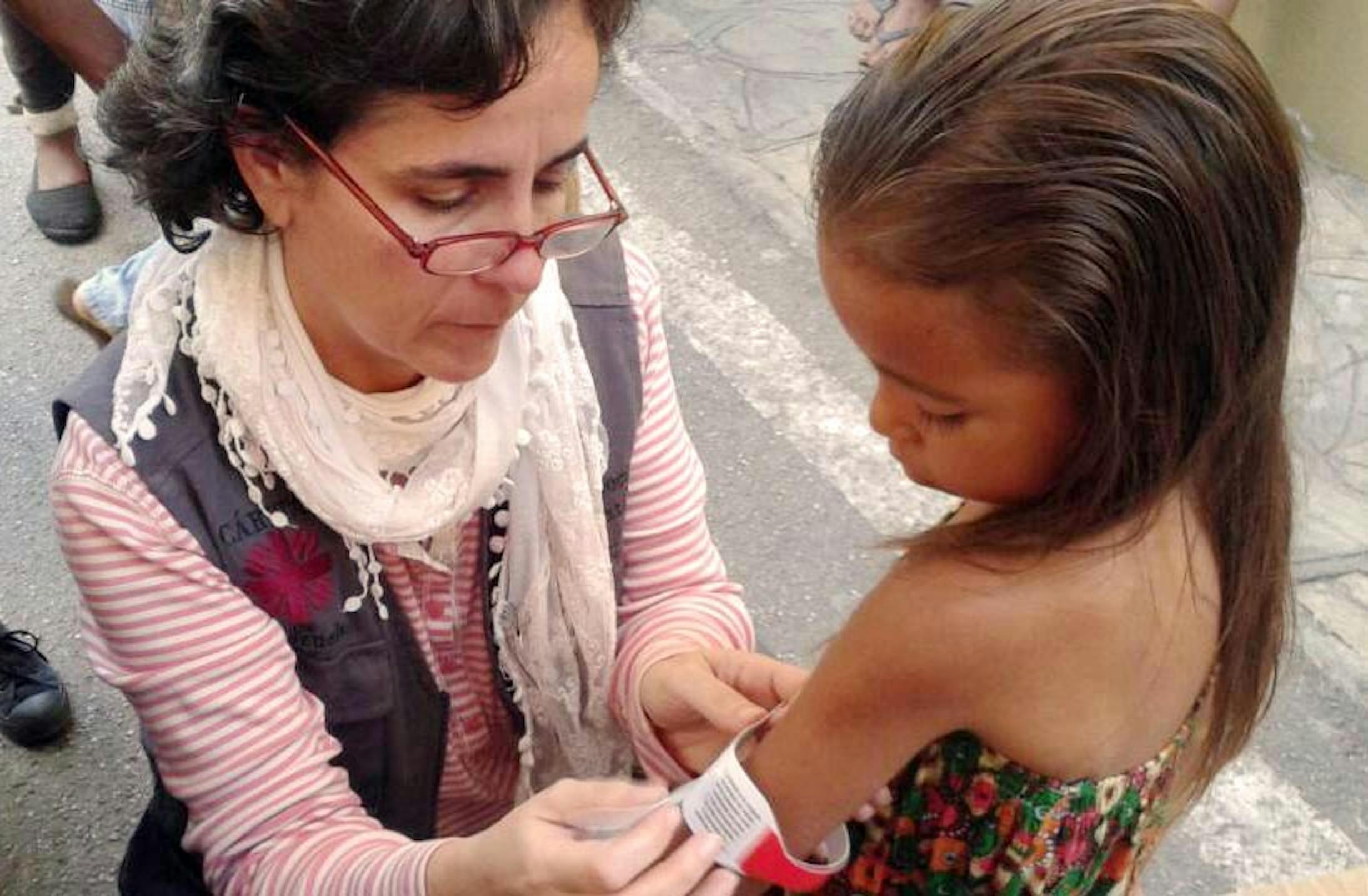 Il monitoraggio dello stato di malnutrizione di una bambina: in Venezuela un bambino su 6 soffre di deperimento - ©Caritas Venezuela