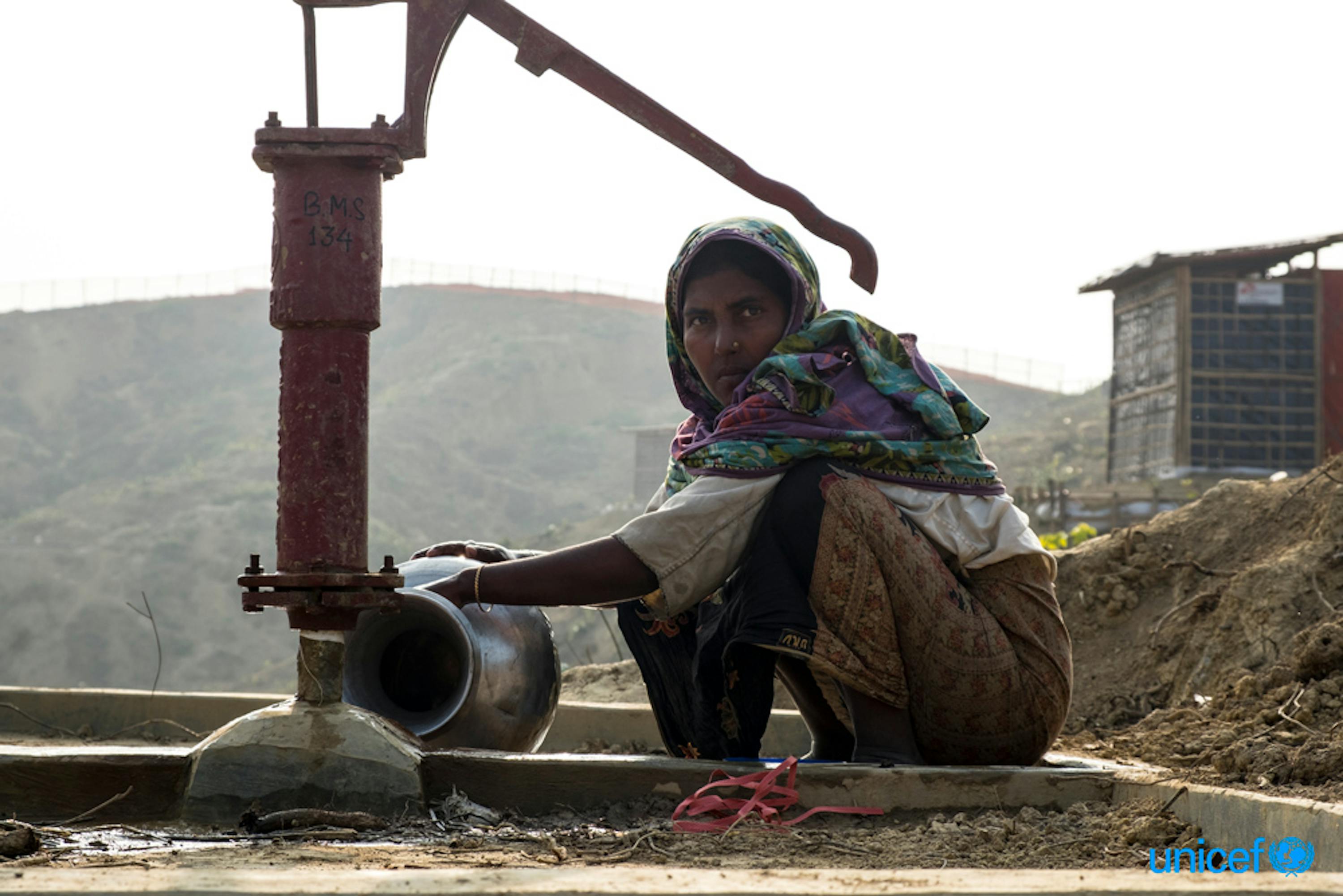 Senuara Begum, una rifugiata rohingya di  32 anni, raccoglie l'acqua per la sua famiglia a una pompa idraulica nell'insediamento di Balukhali, Cox's Bazar -  © UNICEF/UN0157490/Nybo