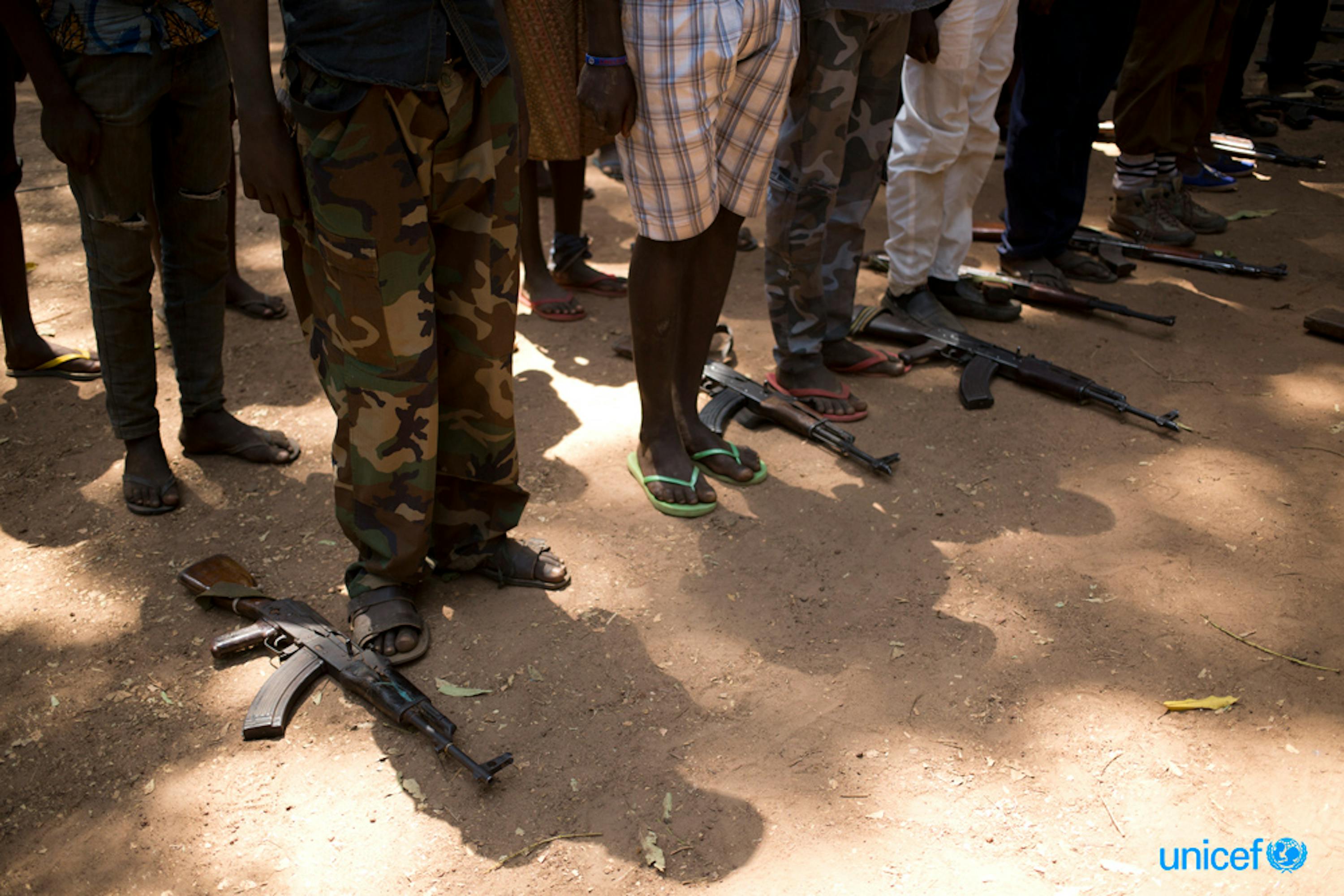 Sud  Sudan,  un gruppo di bambini associati ai gruppi armati depongono le loro armi  a terra durante la cerimonia di liberazione © UNICEF/UN0158701/Prinsloo