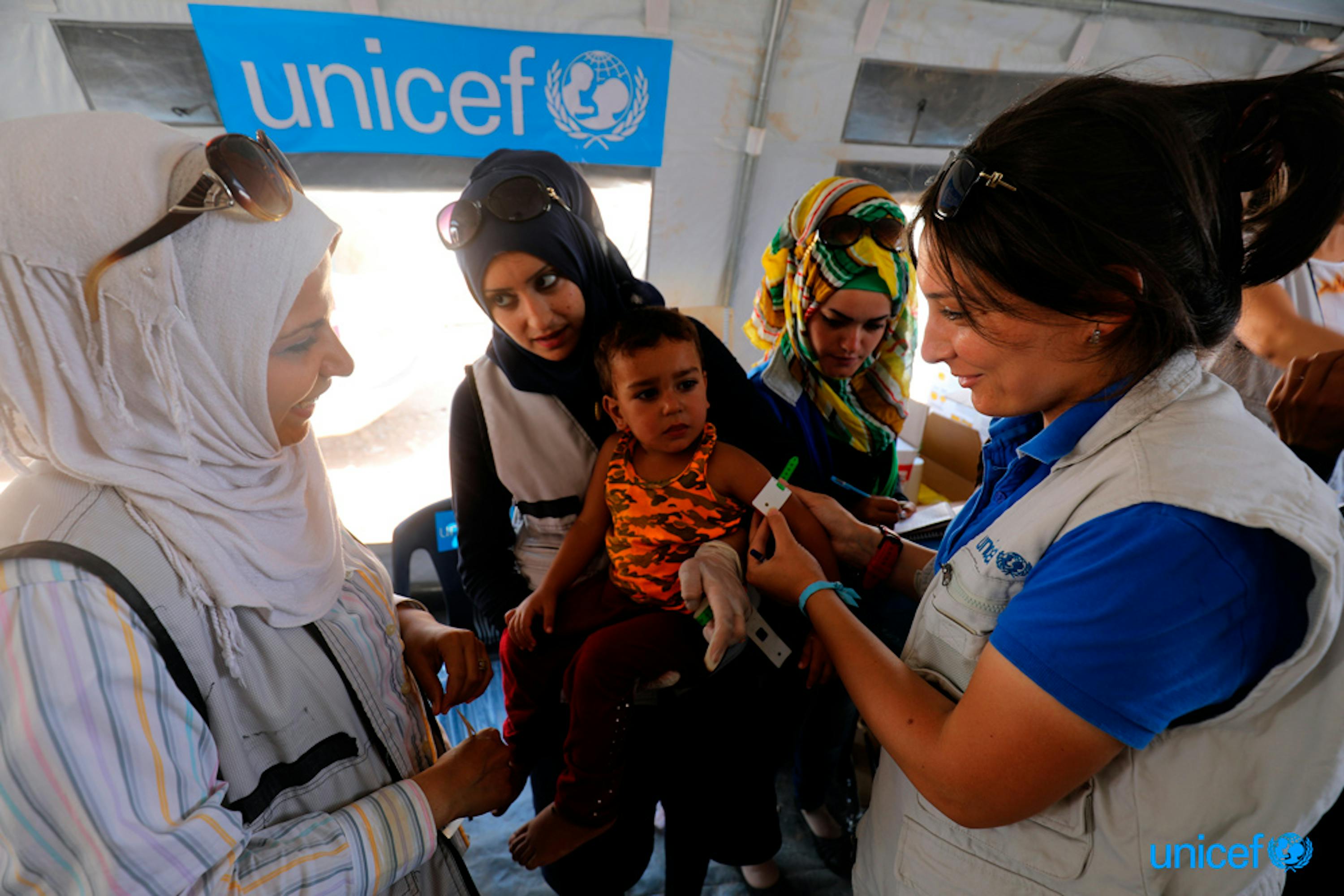 Siria , un bambino viene monitorato con  uno strumento antropometrico (MUAC) per verificare lo stato nutrizionale © UNICEF/UN078014/Souleiman