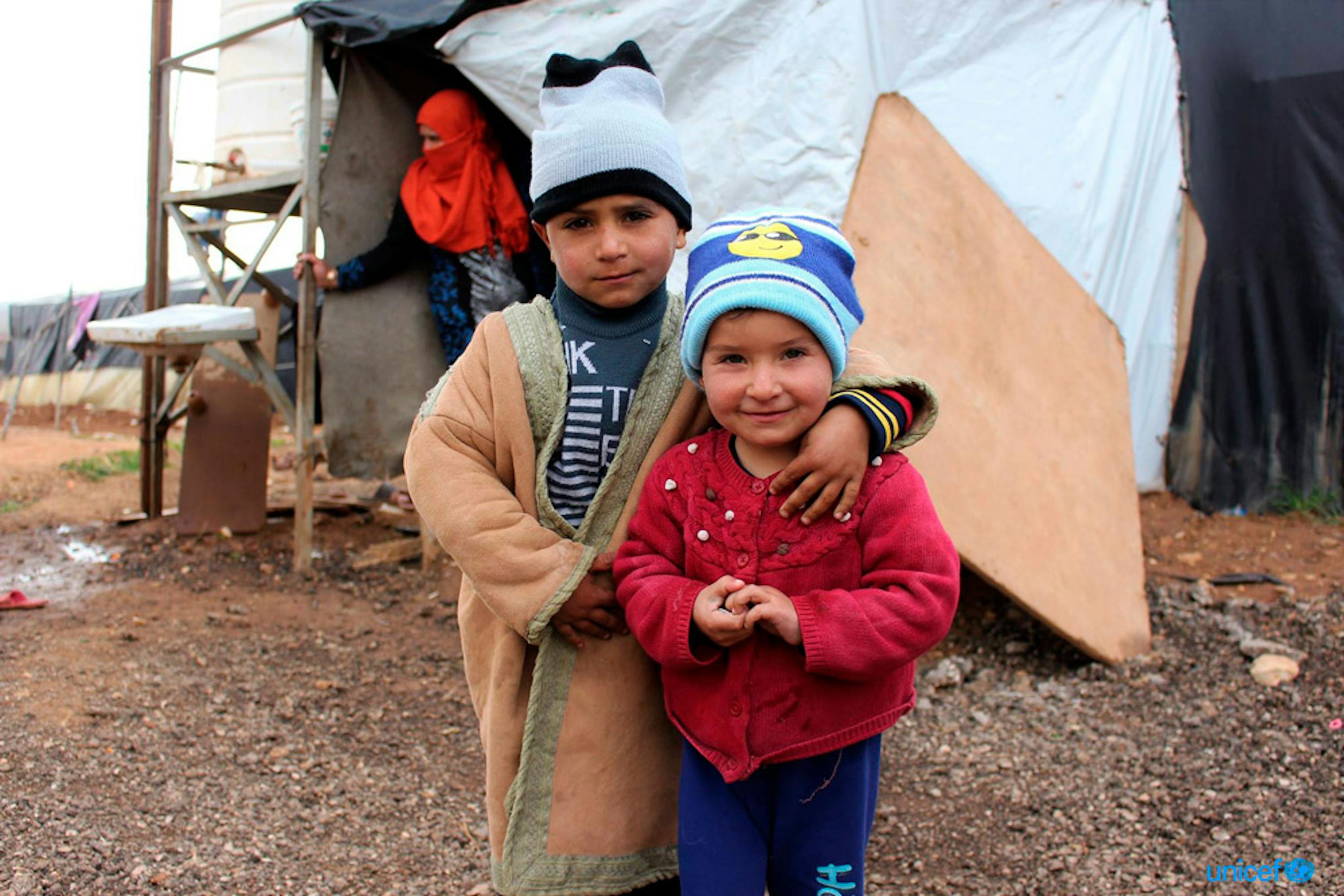 Adham e Lena, due rifugiati sirani in Giordania si abbracciano per stare al caldo - © UNICEF/Jordan