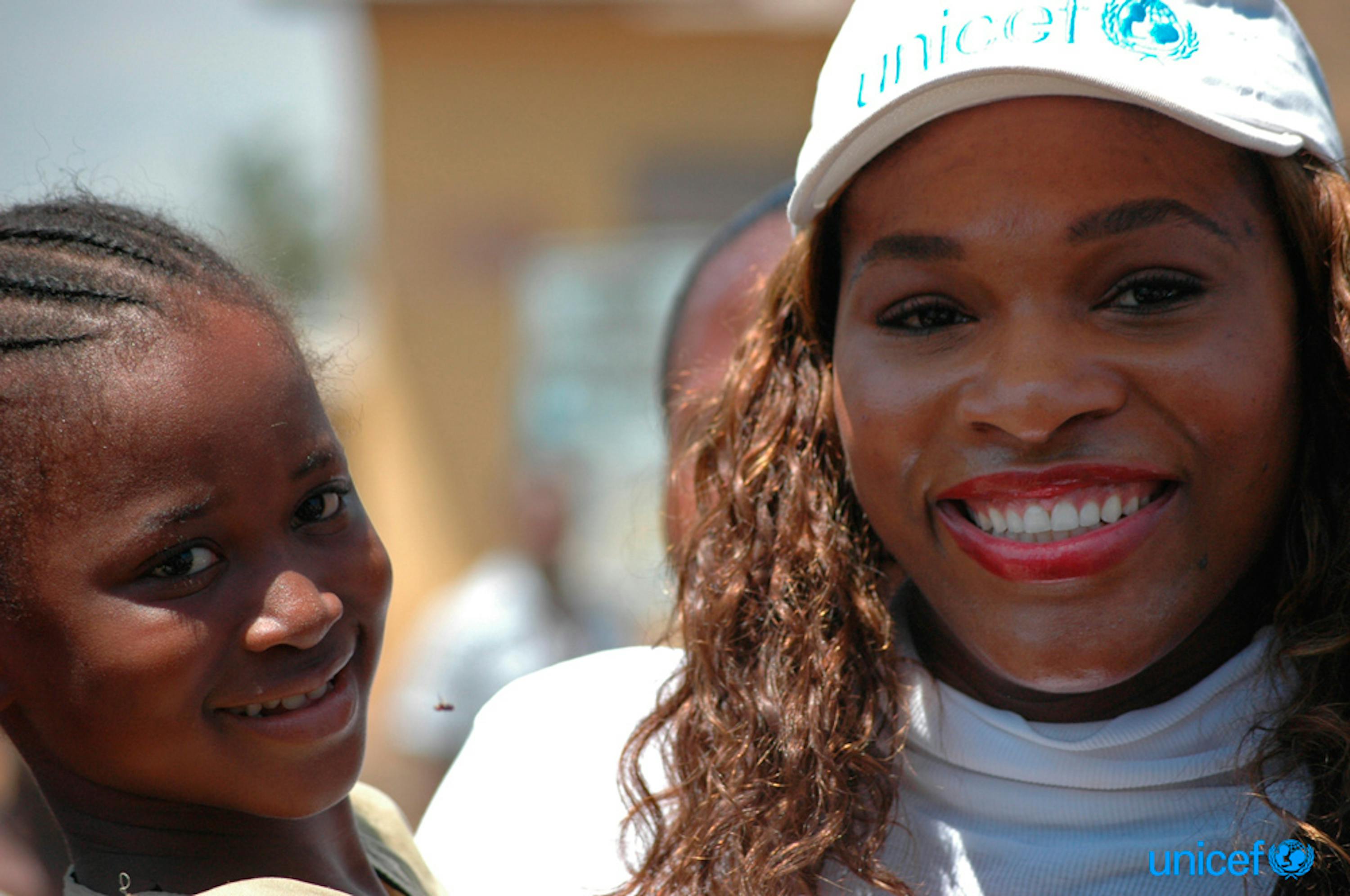 La campionessa del tennis Serena Williams con una bambina in Ghana -  © UNICEF/UNI46034/Hickling