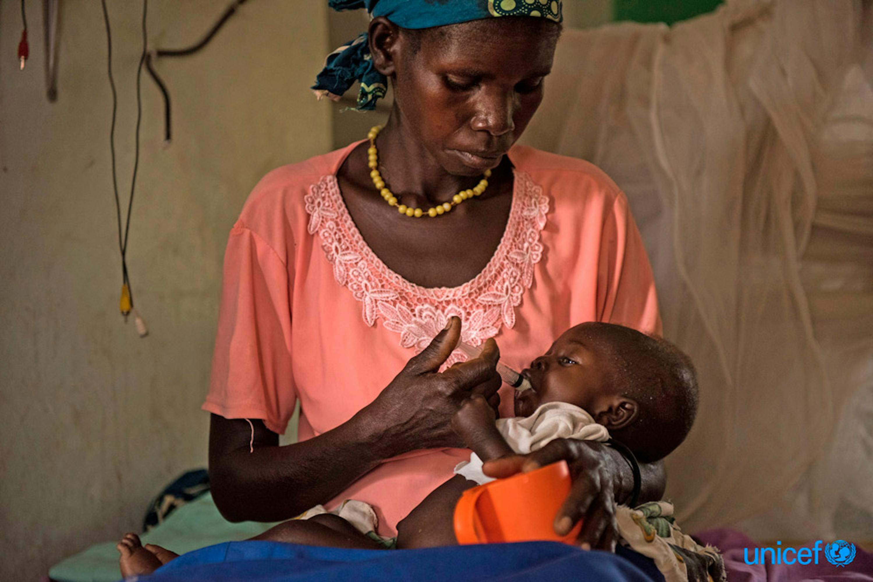 Jane Tiko  nutre con un alimento terapeutico suo figlio di nove mesi Simon Ladok nel reparto nutrizionale nell'ospedale pediatrico di Al-Sabbah a Juba, Sud Sudan - © UNICEF/UN067946/Hatcher-Moore