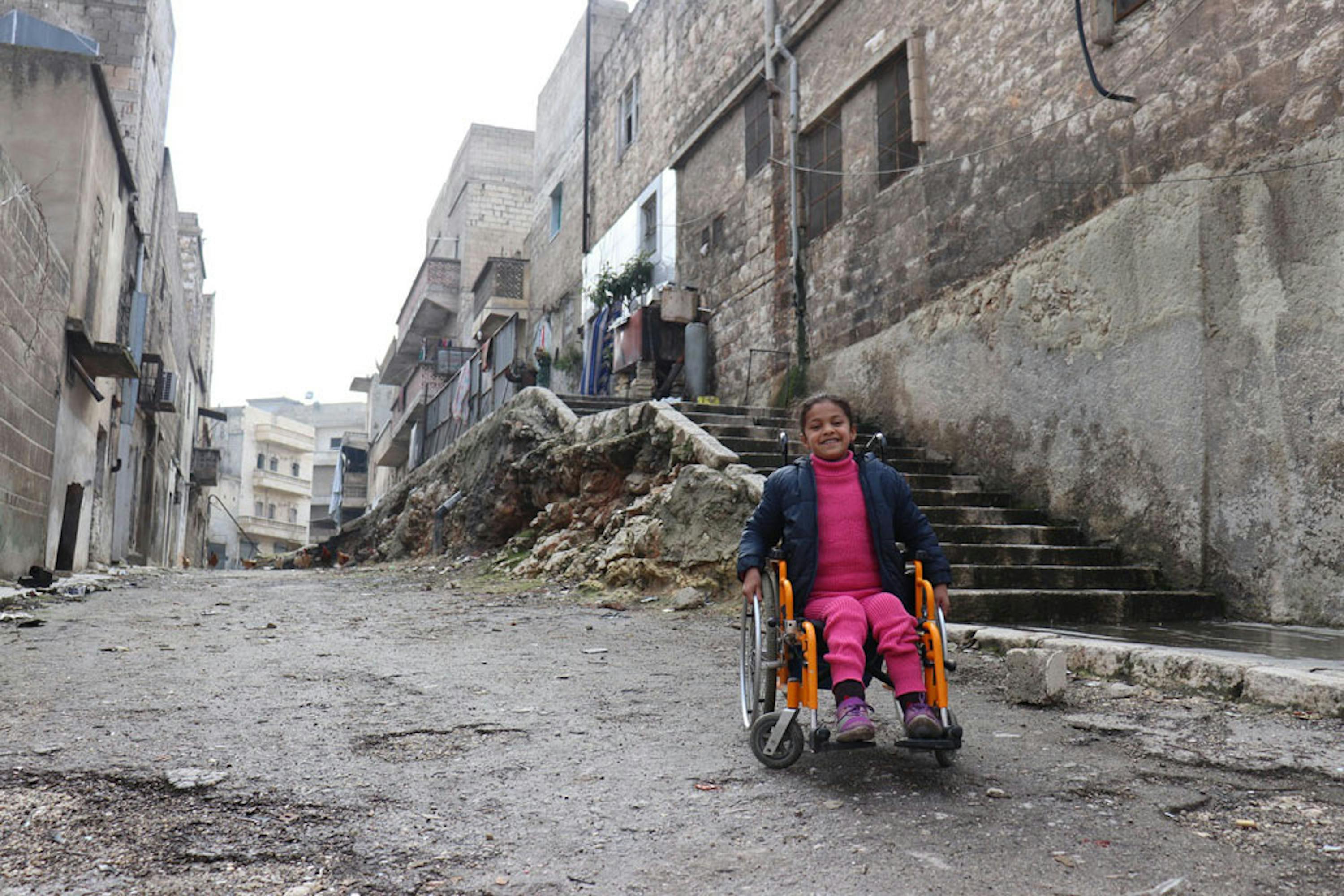 Hanaa, 8 anni, ha perso l'uso delle gambe in un bombardamento ad Aleppo (Siria) - ©UNICEF/UN0177793/Al Issa