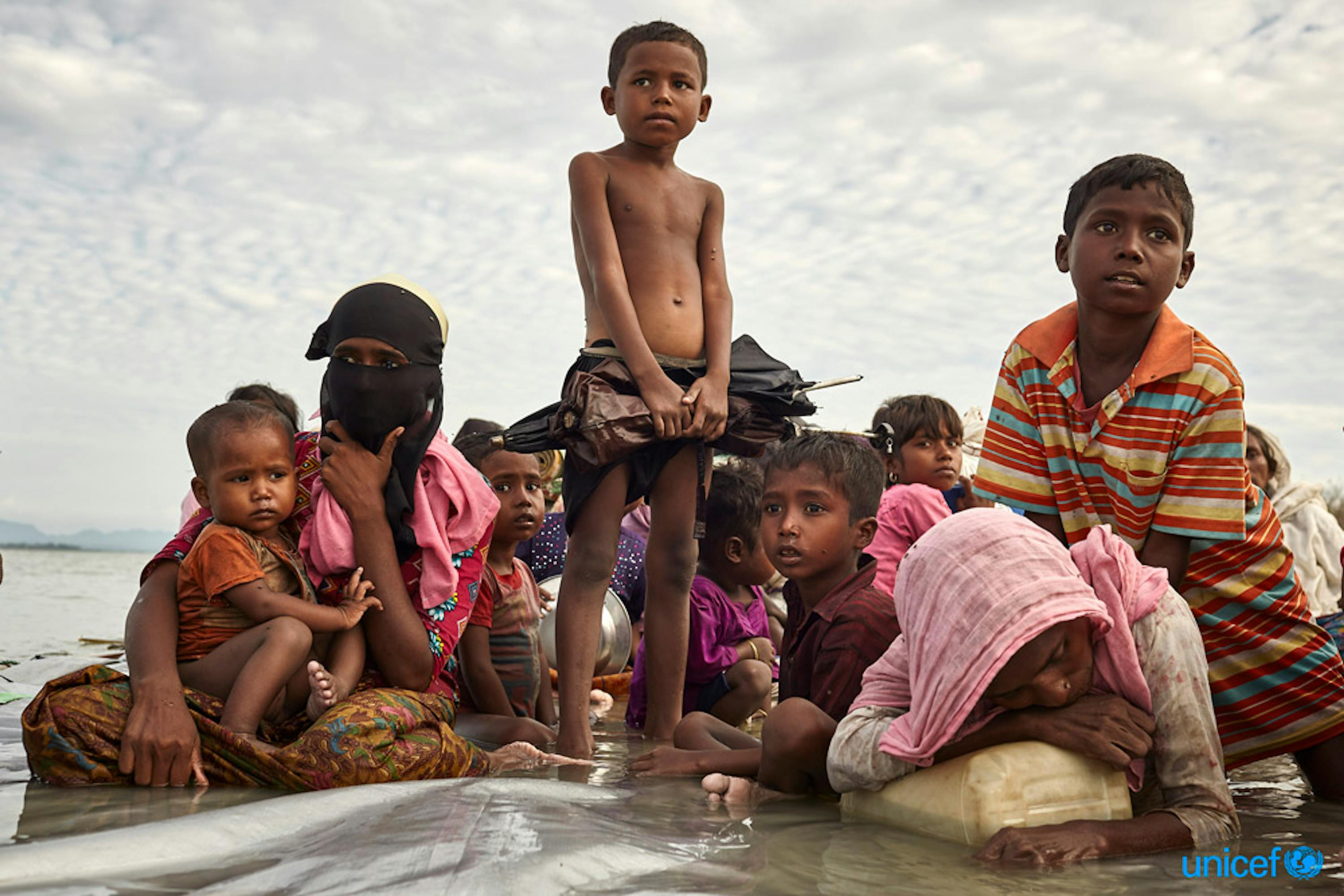 rifugiati Rohingya su una zattera fatta di tronchi - © UNICEF/UN0144601/Brown