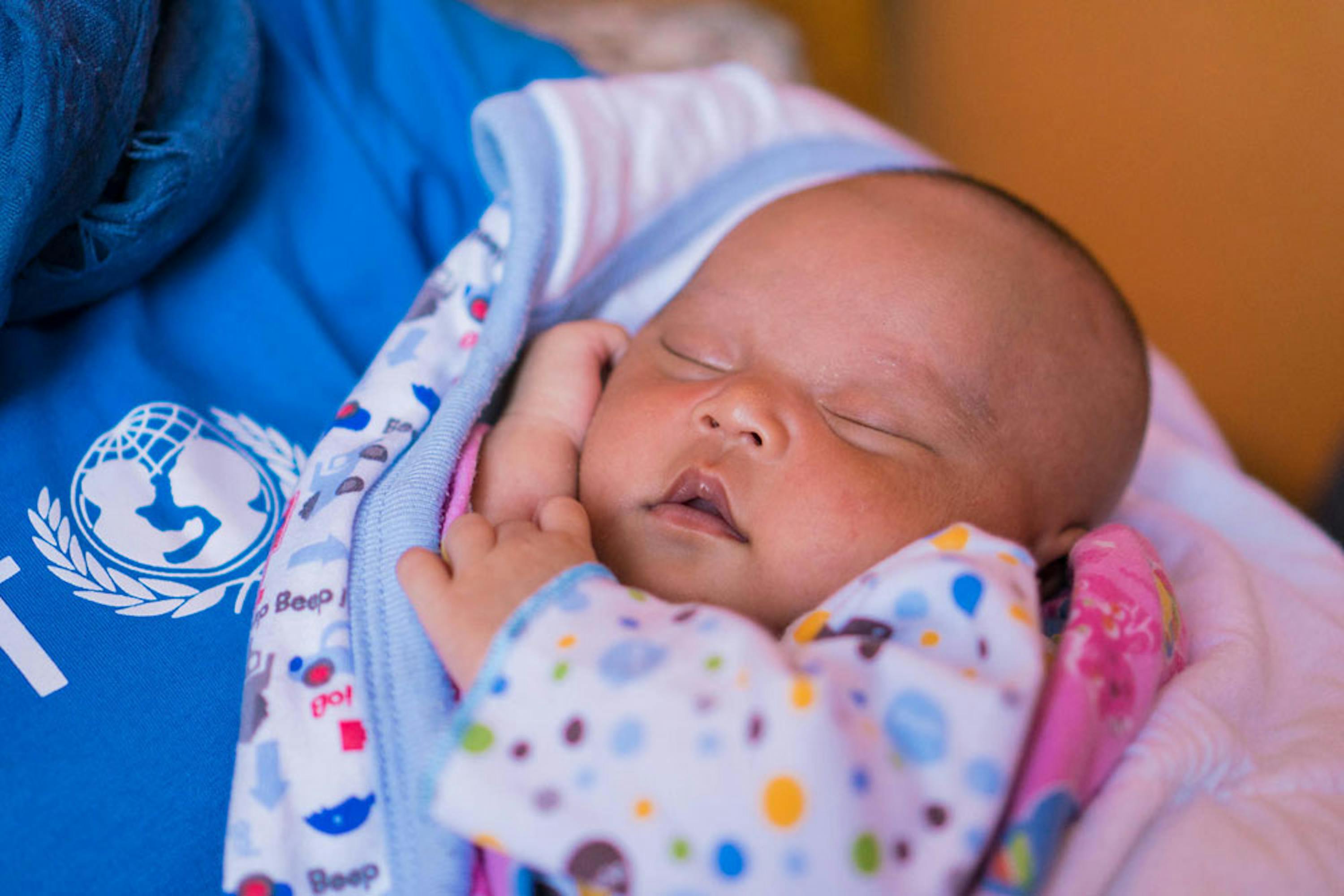 Laticia, 20 giorni, è nata in una clinica di Batu (Indonesia). La mamma aveva avuto contrazioni prima del termine, ma la levatrice ha riconosciuto i sintomi e l'ha subito indirizzata a una struttura adeguata - ©UNICEF/UN0148803/Van Oorsouw