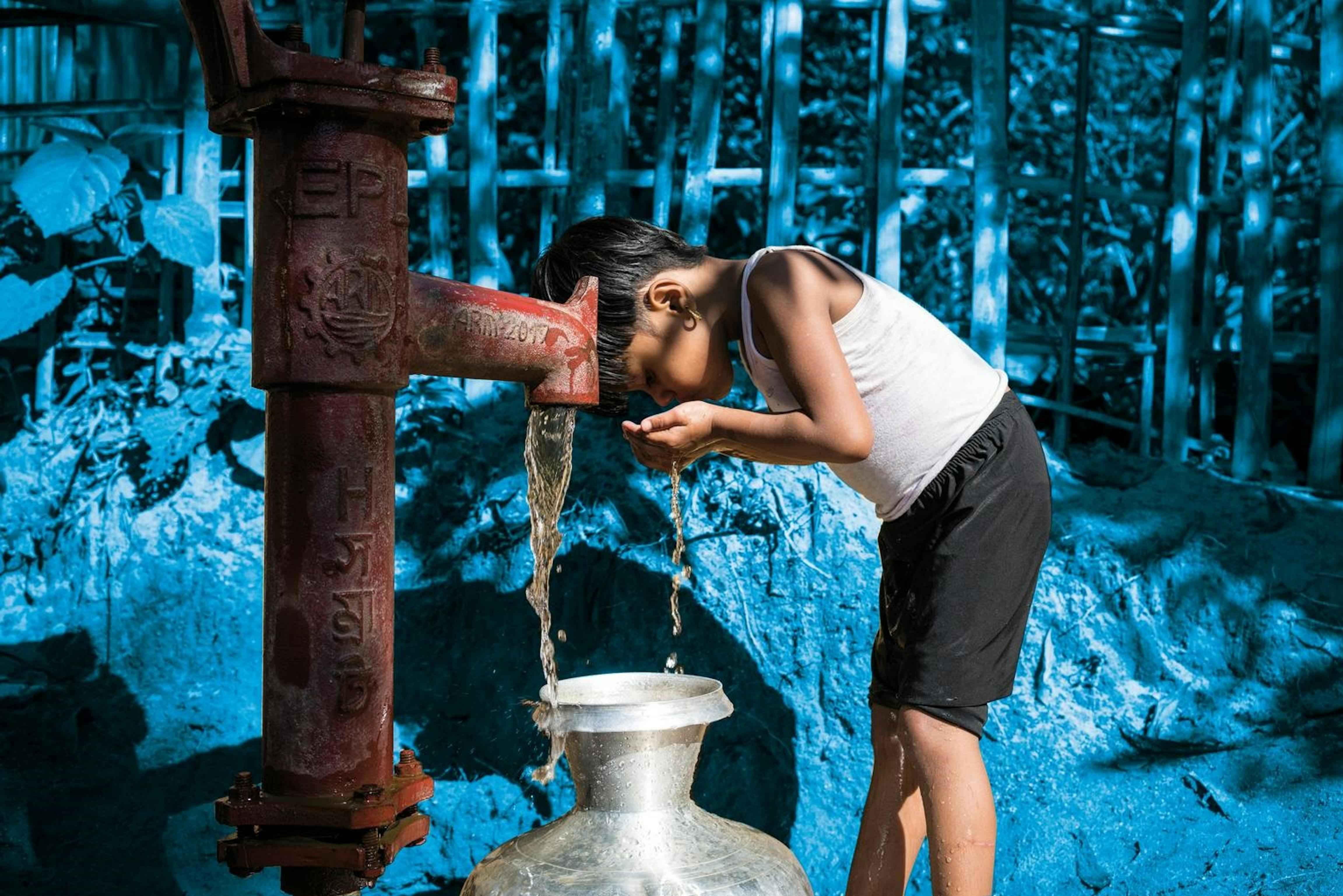 Una bambina Rohingya beve da una fontanella installata nel campo profughi di Balukhali (Bangladesh), dove hanno trovato rifugio oltre 600mila civili in fuga dai massacri etnici nel vicino Myanmar - ©UNICEF/UN0156782/Knowles Coursin
