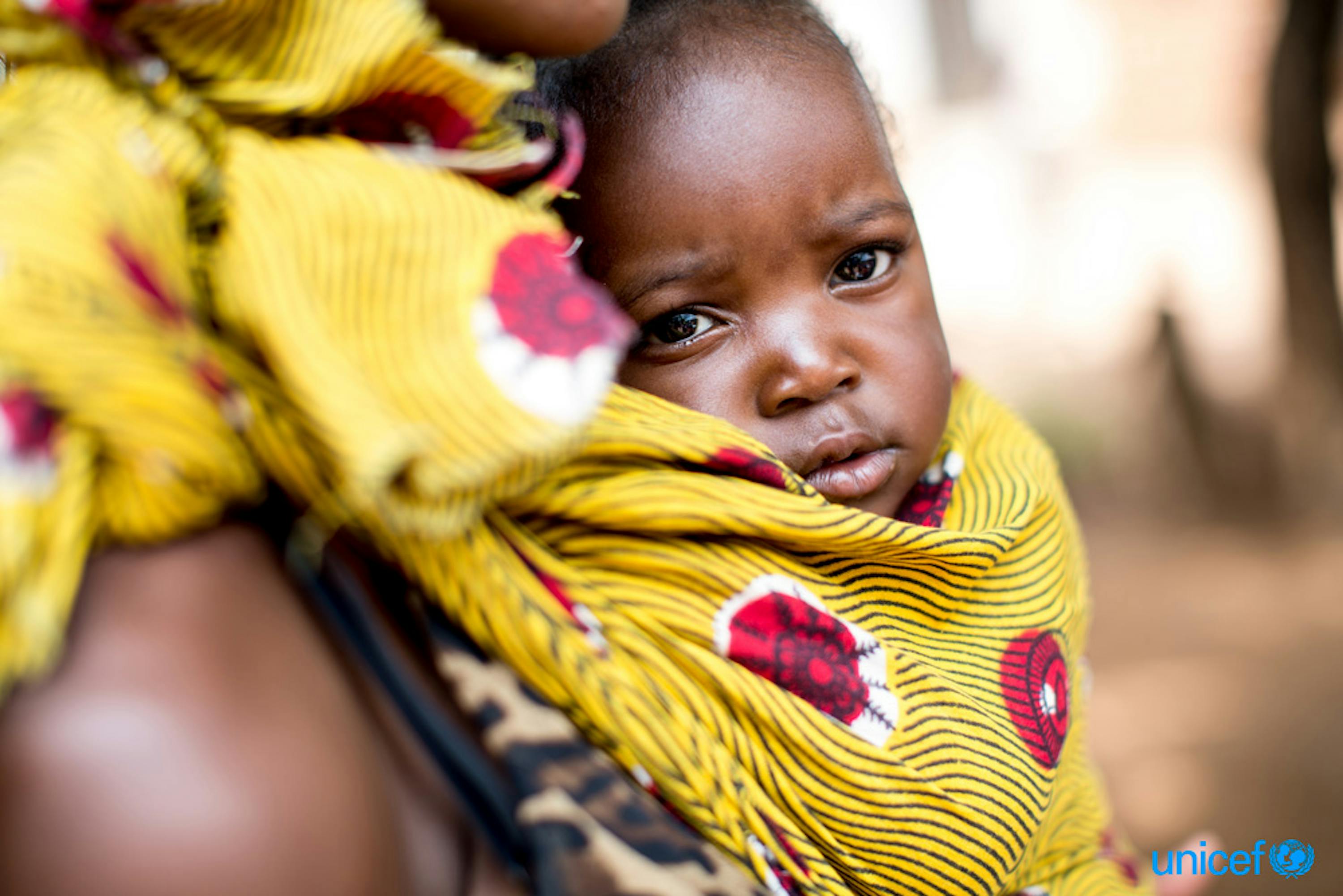 Mamma e bambino in una clinica comunitaria a Chibolele (Zambia), dove vengono praticati monitoraggio della crescita e vaccinazioni - ©UNICEF/UN0146018/Schermbrucker