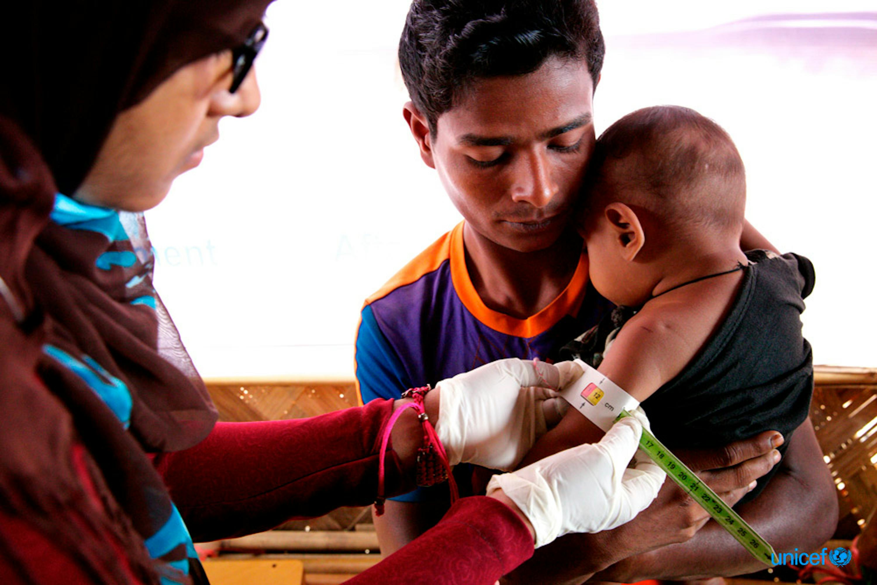 Un operatore sanitario esamina un bambino rifugiato Rohingya con uno strumento antropometrico  per determinare lo stato nutrizionale a Unchiprang (Bangladesh) - ©UNICEF/UN0158174/Sujan