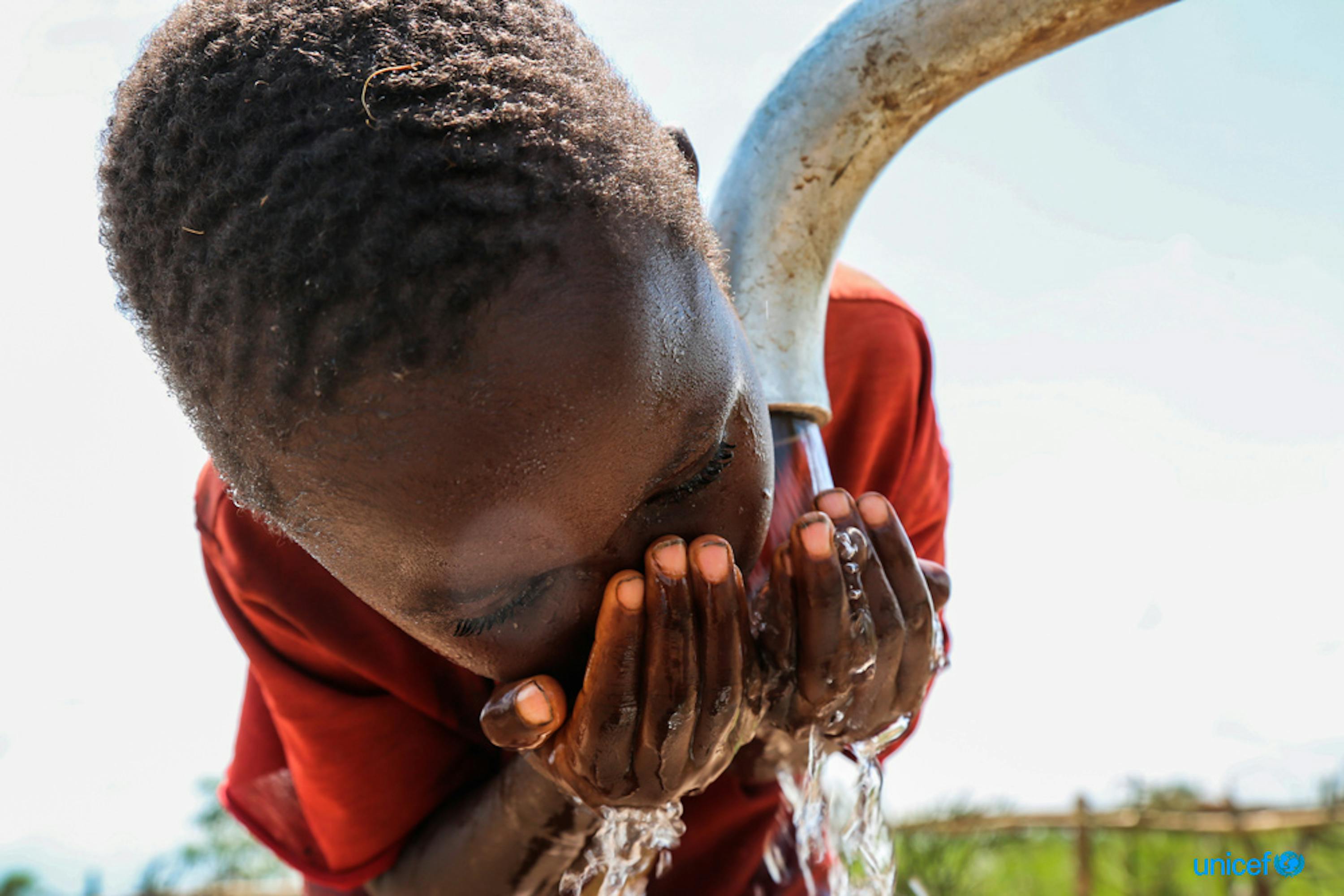 Un bambino beve da una fontanella appena installata dall'UNICEF nel villaggio di Kinyinya( Burundi) - © UNICEF/UN0185038/Haro