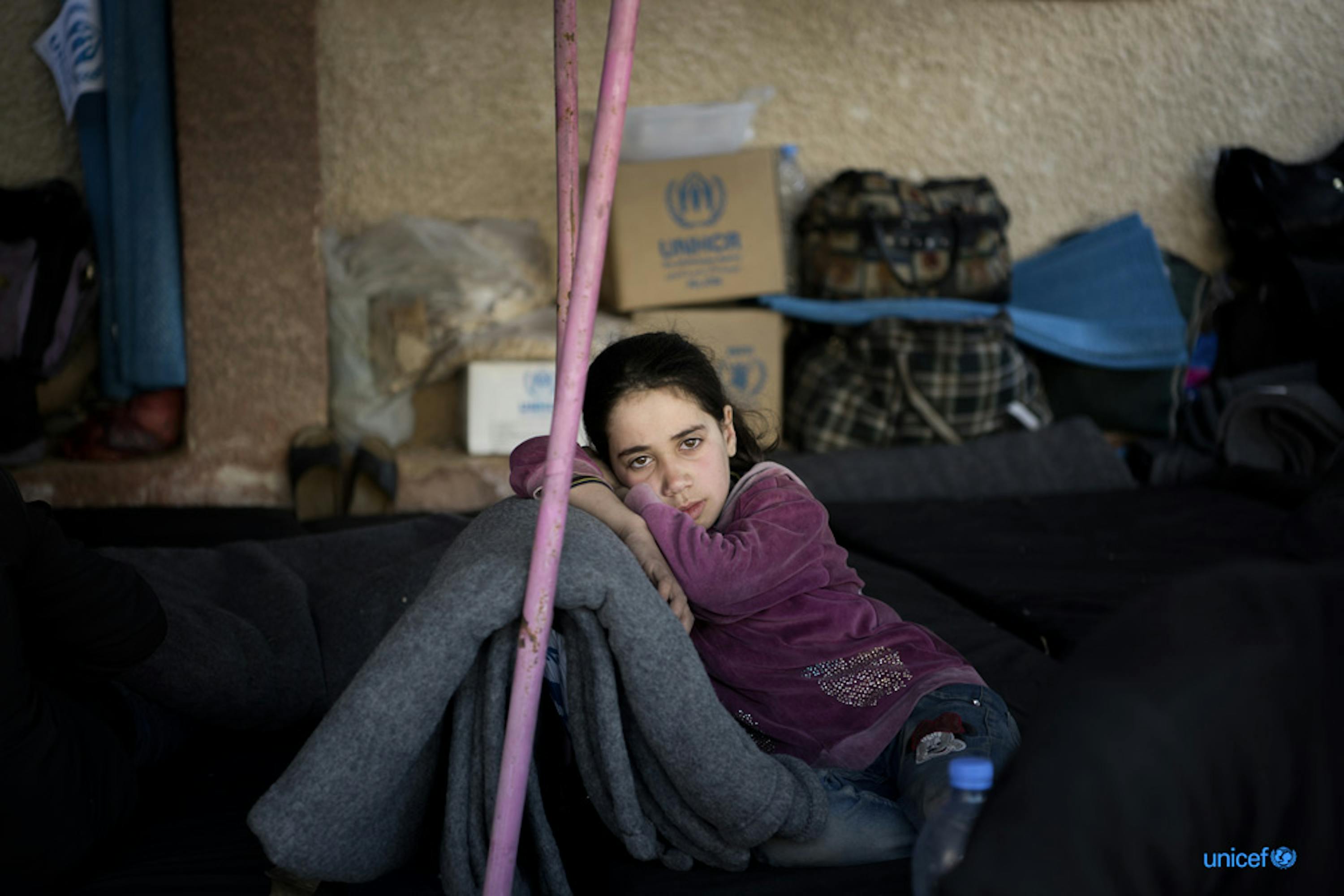 Una bambina in una scuola utilizzata come rifugio nel ghouta orientale - © UNICEF/UN0187066/Nader