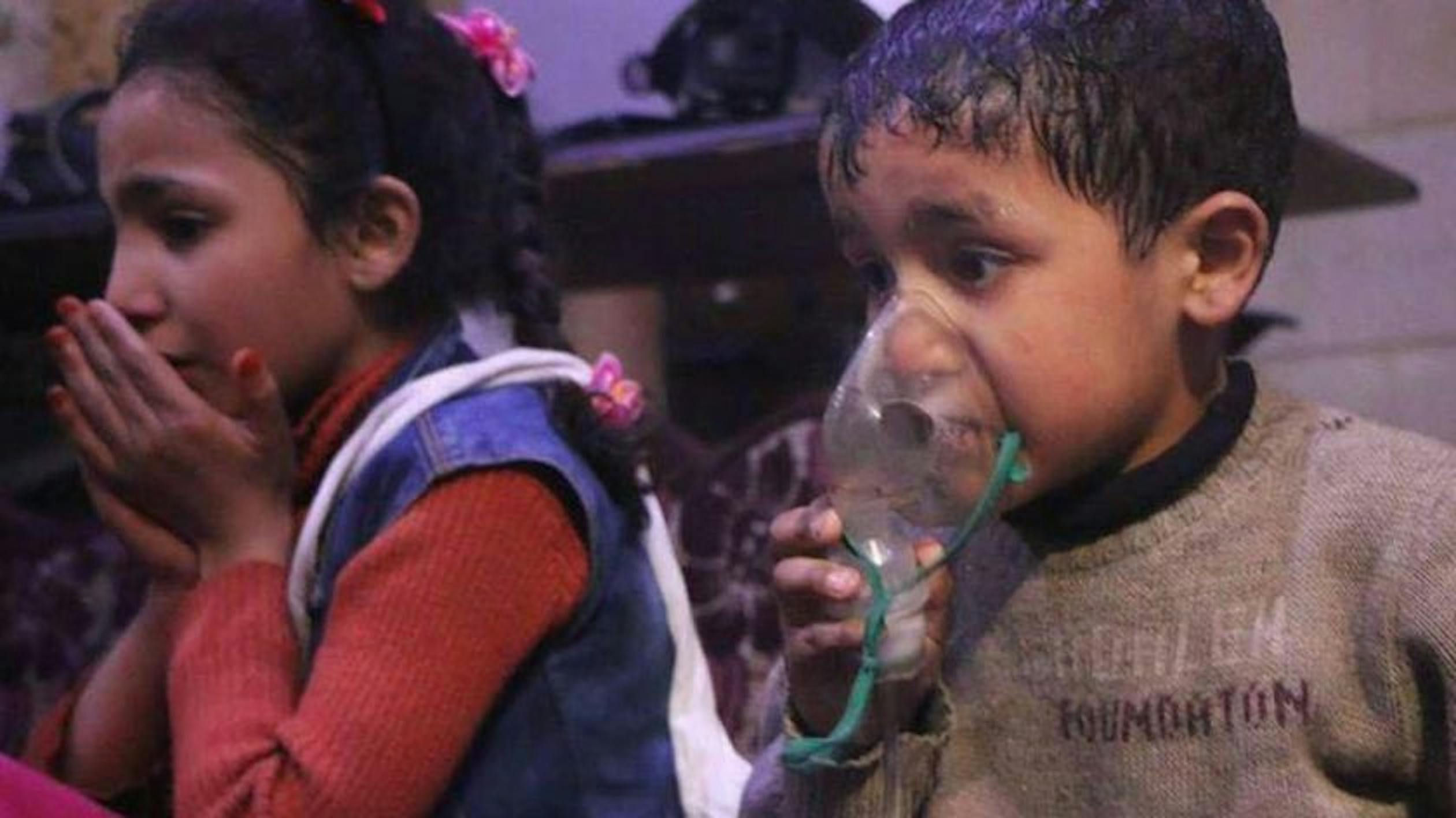 Bambini sottoposti a ossigenazione dopo il presunto attacco con bombe al cloro su Douma (Siria) 