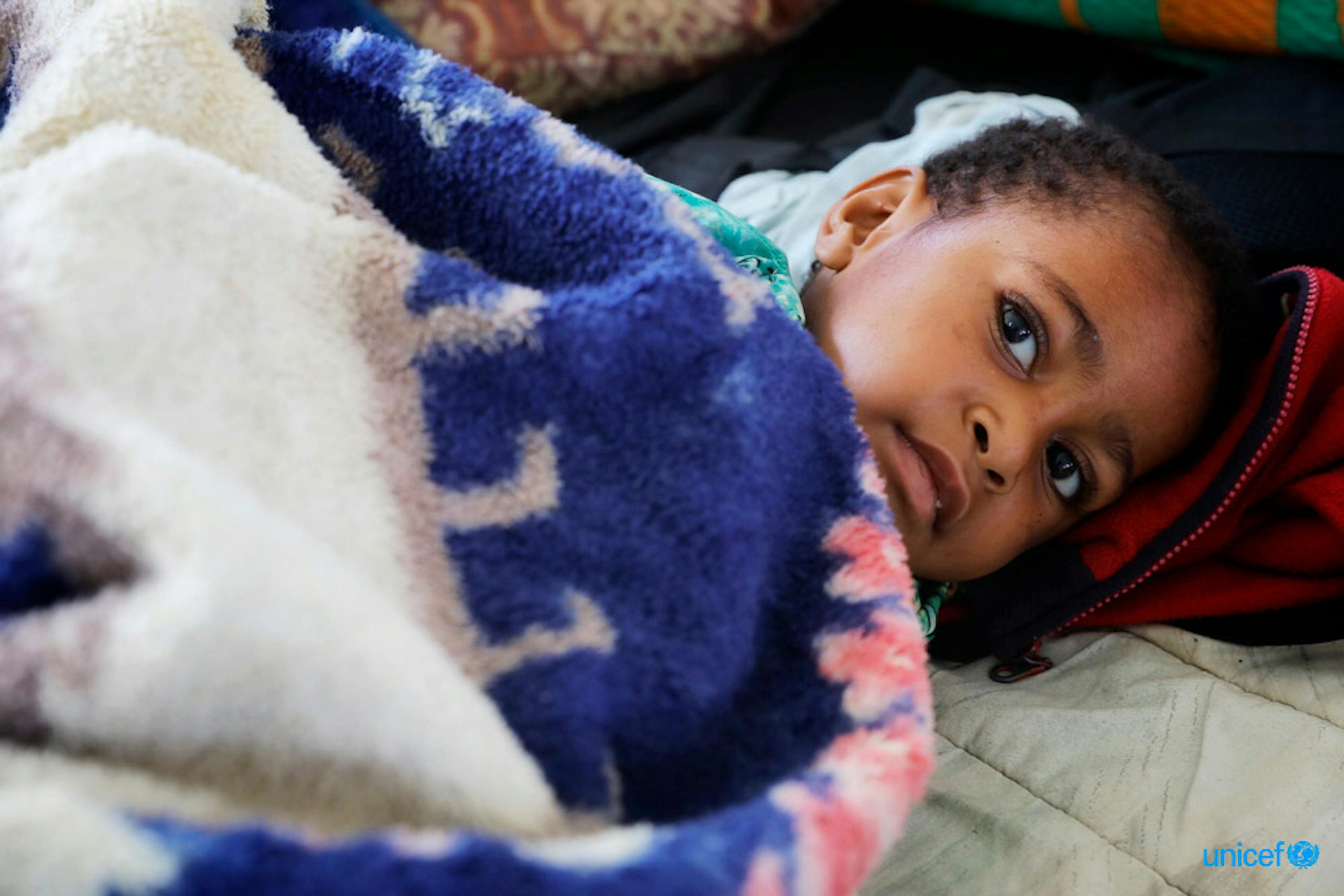 Rihanna Sam di 4 anni è di Mendi e soffre di un'infezione al femore dopo averselo rotto durante il terremoto - © UNICEF/UN0184899/Mepham
