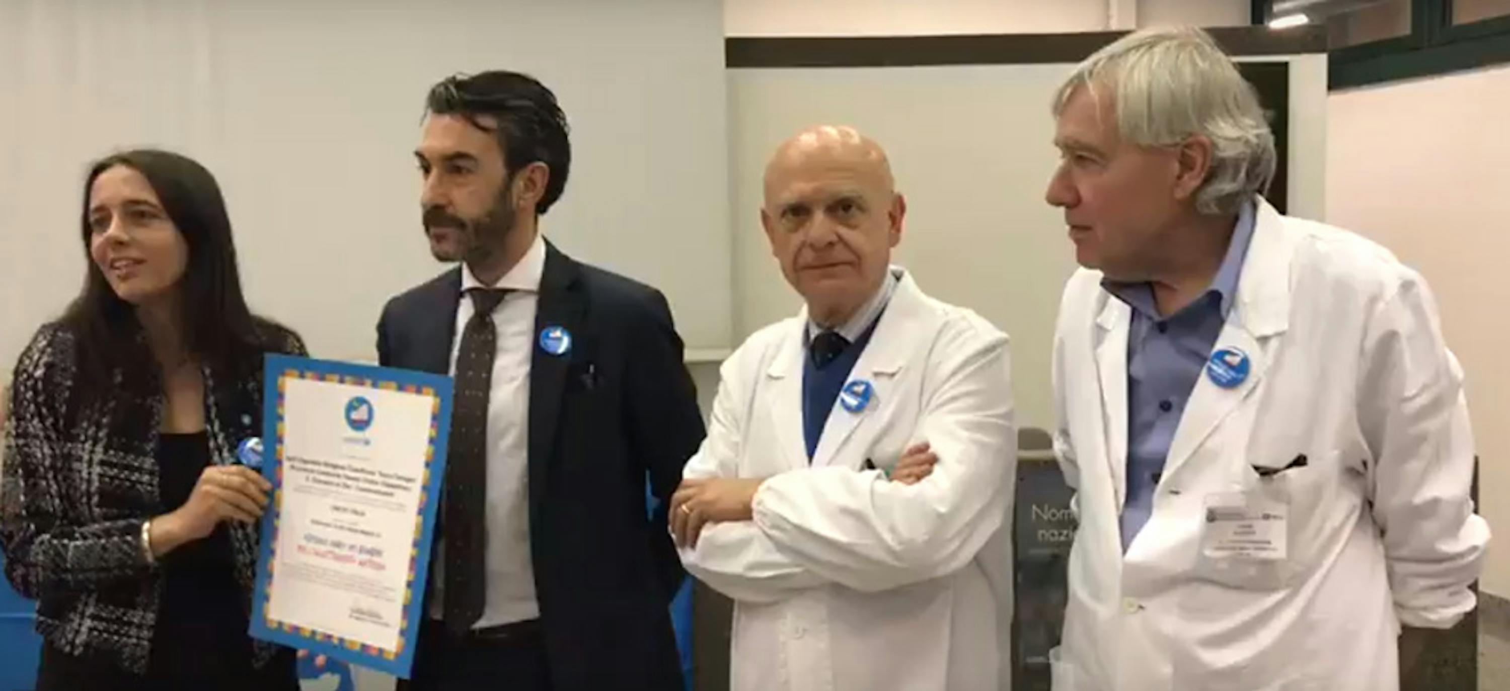 La presidente del Comitato UNICEF di Como Manuela Bovolenta consegna la pergamena al direttore generale della Provincia lombardo-veneta Fatebenefrateli Giovanni Maria Soro - ©UNICEF Italia