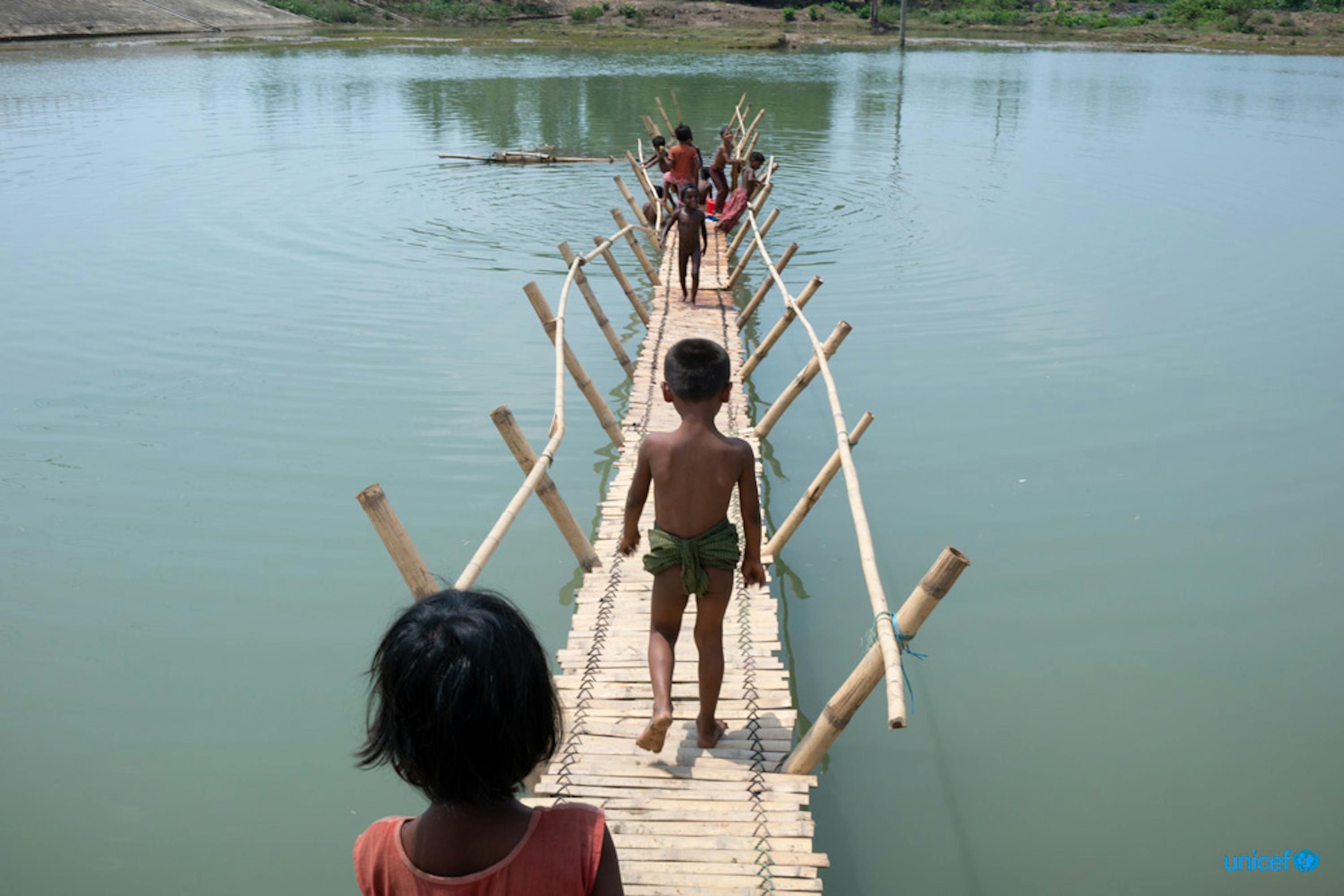 Bambini Rohingya su un ponte di bambù nei pressi del campo profughi di Shamlapur (Bangladesh) - ©UNICEF/UN0203395/Sokol