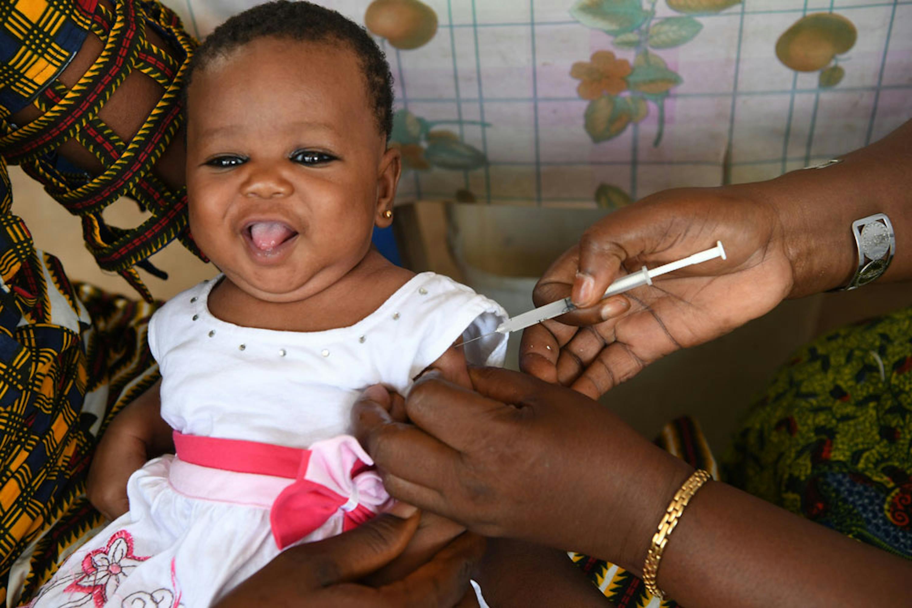 Sarata, bambina del villaggio di Gonzagville, riceve una dose di vaccino antipolio IPV - ©UNICEF/UN061413/Dejongh