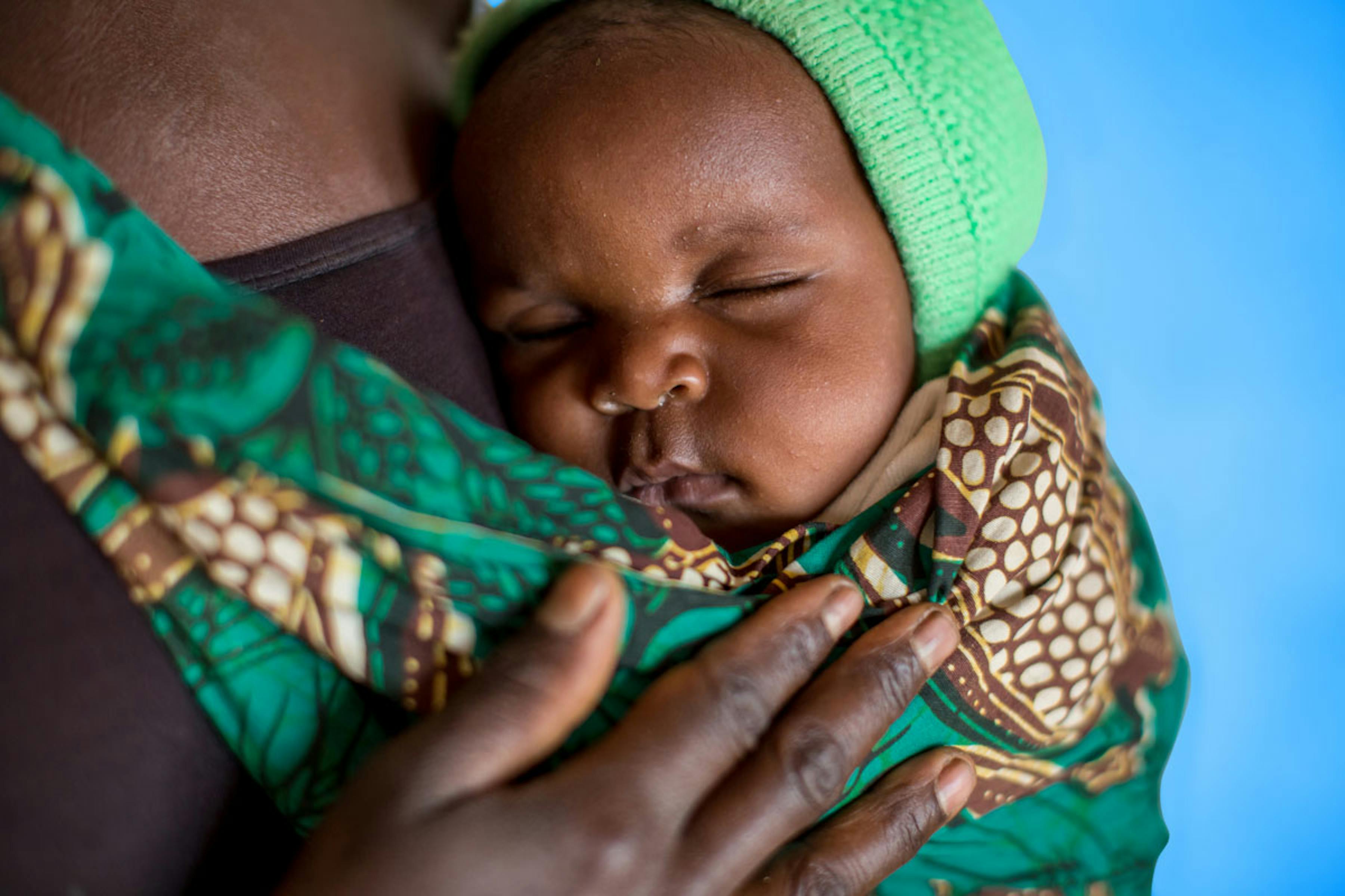Mamma e bambino al centro sanitario Mfuta nella città di Kasenga (Repubblica Democratica del Congo) - ©UNICEF/UN0136851/Schermbrucker