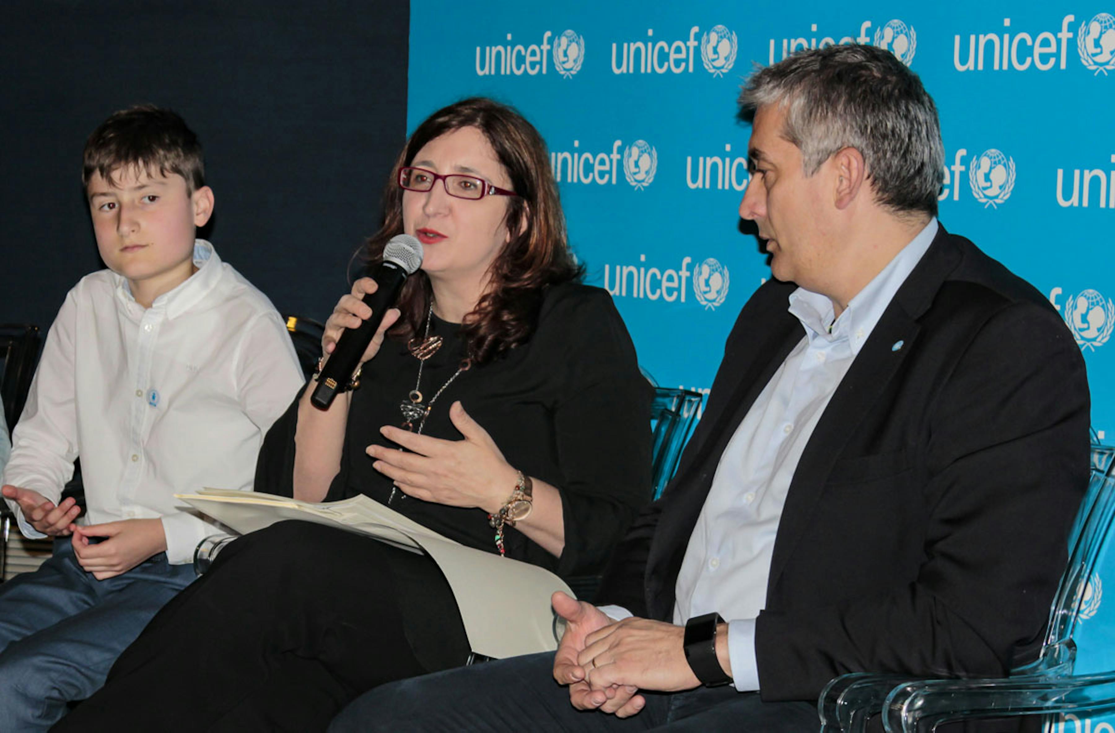 Emanuele,11 anni, del Consiglio comunale dei ragazzi di Genova, la Garante nazionale Infanzia Filomena Albano e il Direttore UNICEF Italia Paolo Rozera in un momento del convegno - ©UNICEF Italia/2018/A.Longobardi