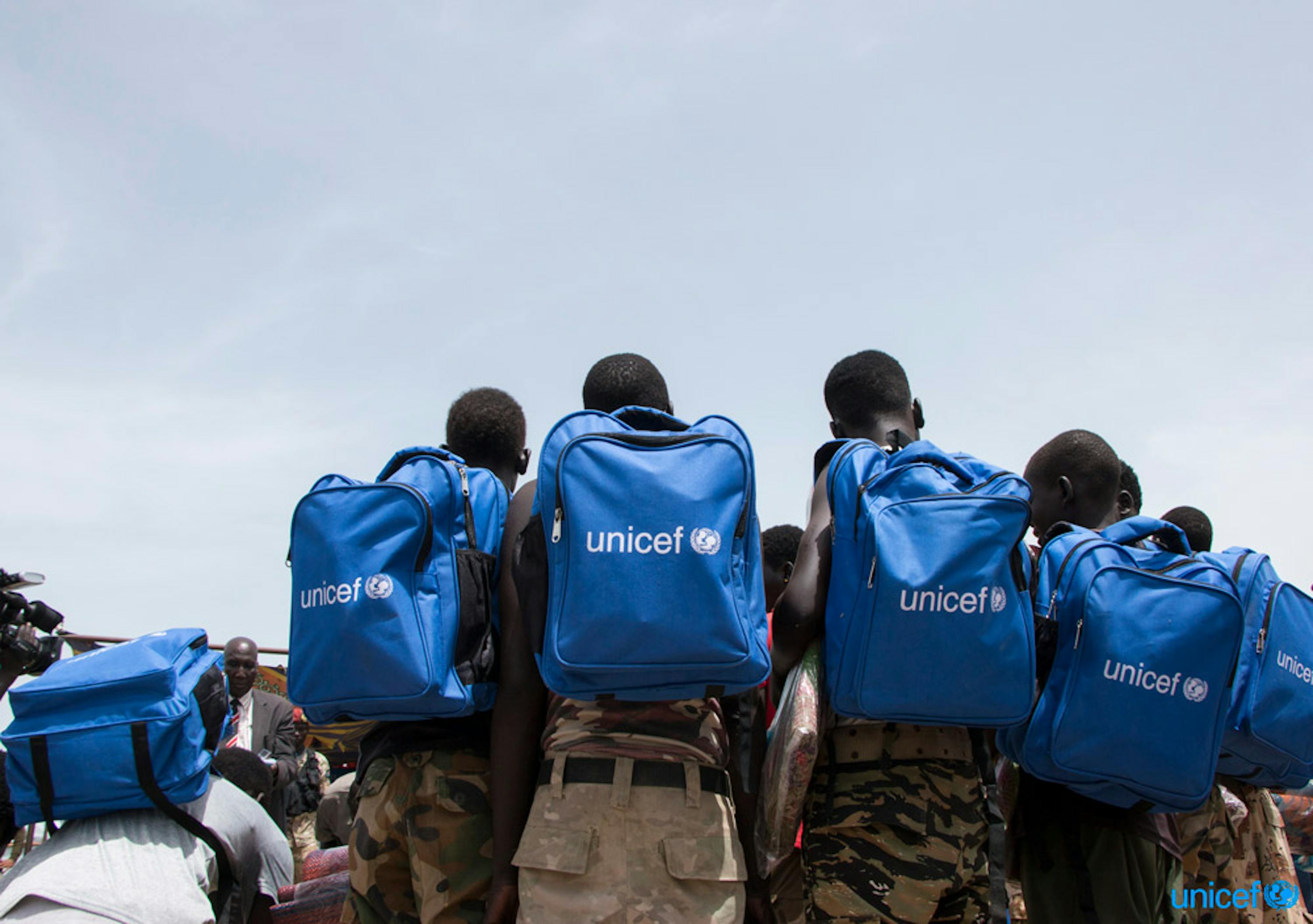 Sud Sudan - un gruppo di bambini appena rilasciato dai gruppi armati con gli zaini scolastici dell'UNICEF appena ricevuti durante la cerimonia - © UNICEF/UN0209625/Cho