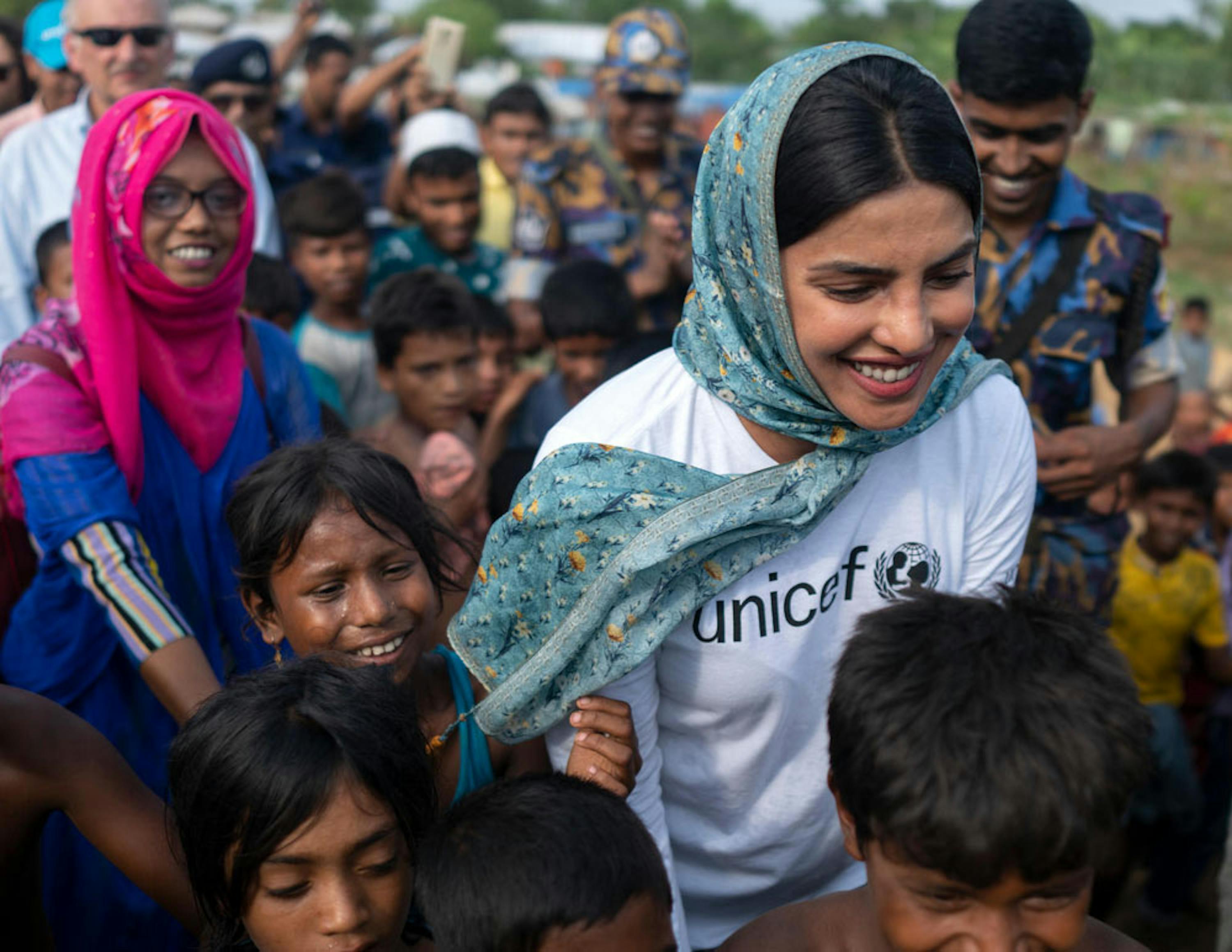 Priyanka Chopra tra i bambini Rohingya del campo profughi di Shamlapur (Bangladesh) - ©UNICEF/UN0210252/Sokol