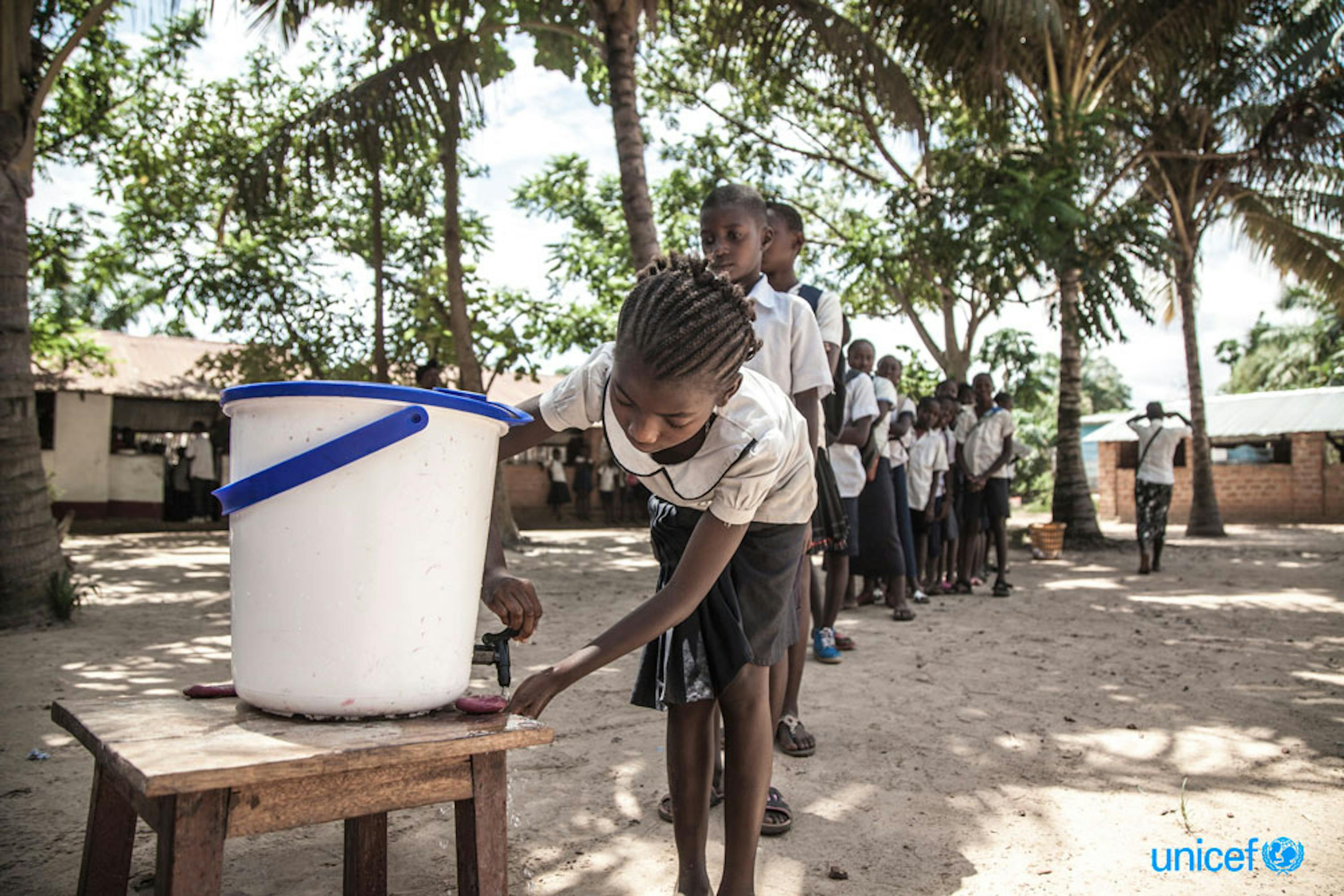 Per contenere l'epidemia di Ebola alcuni bambini si lavano le mani prima di entrare in classe © UNICEF DRC 2018