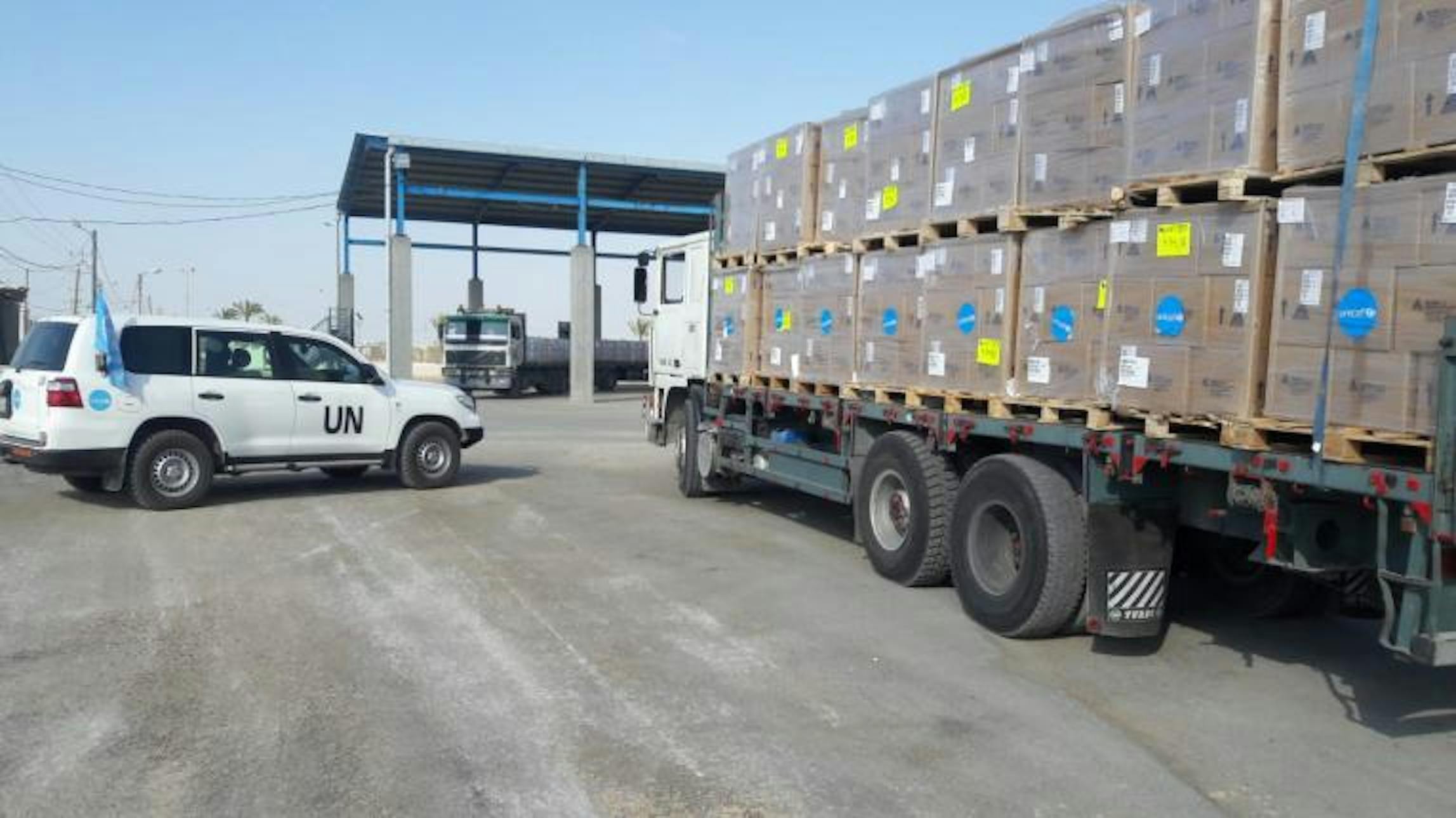 I due camion carichi di forniture sanitarie urgenti dell'UNICEF entrati ieri nella Striscia di Gaza - ©UNICEF Palestina/2018