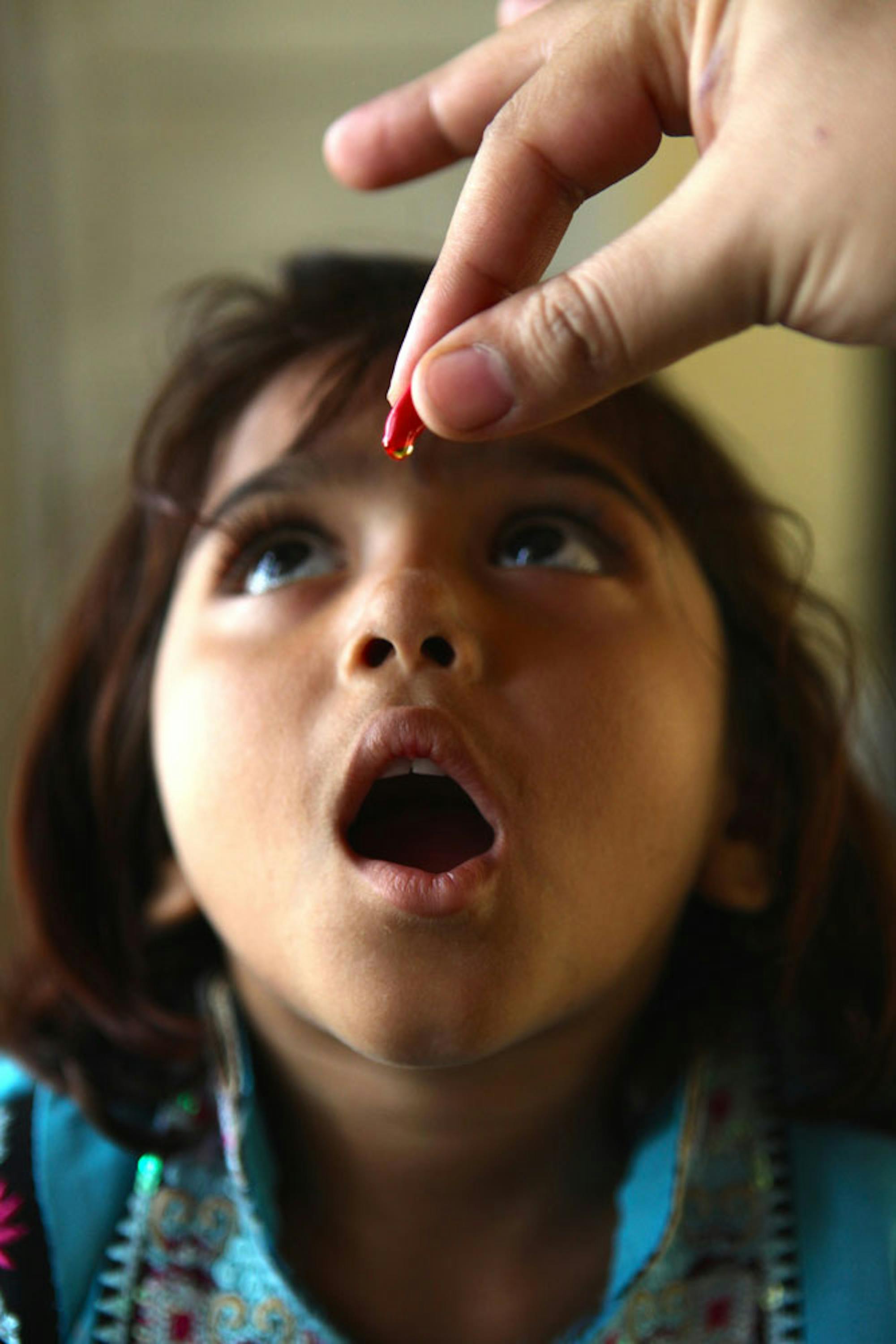 Una bambina riceve una dose supplementare di vitamina A nel villaggio di Khan Pur Baga Sher (Pakistan) - ©UNICEF/UN048391/Pirozzi