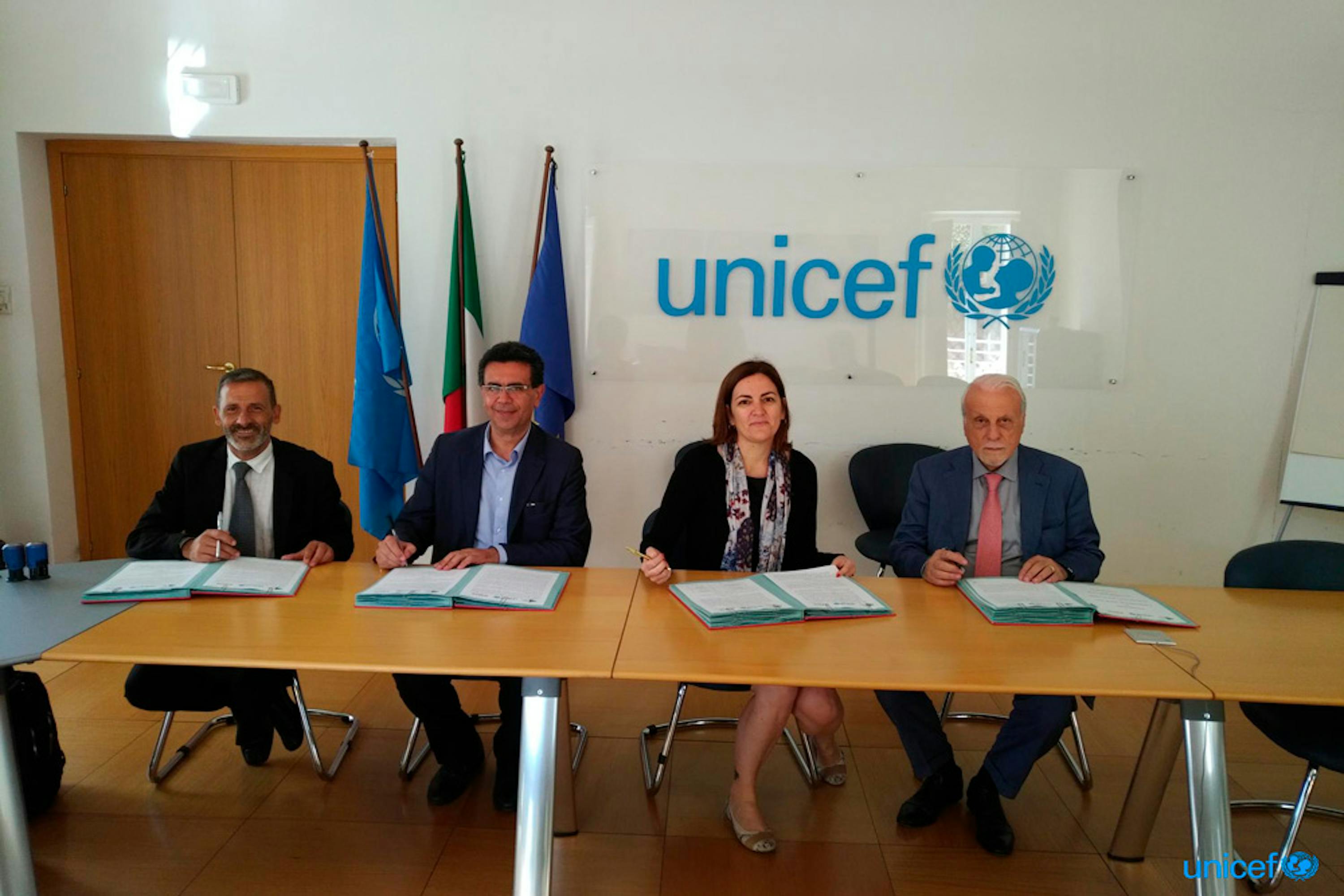 Da sinistra Francesco Passantino (consorsio Sol.co) , Edoardo Barbarossa (fondazione Èbbene), Anna Riatti e Giacomo Guerrera (UNICEF Italia) durante la firma del protocollo