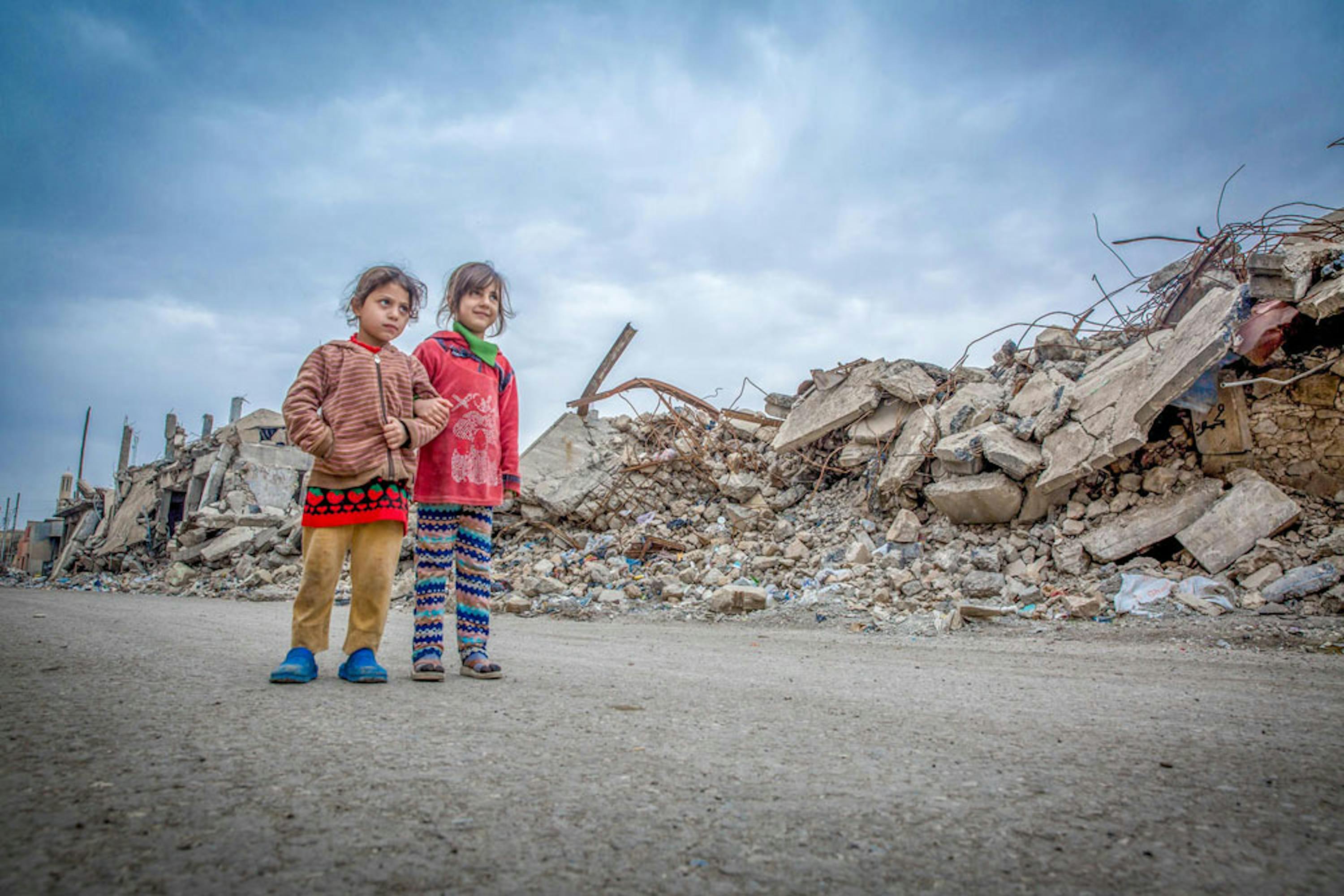 Nour e Sarah fra le macerie di Mosul (Iraq), la loro città. 