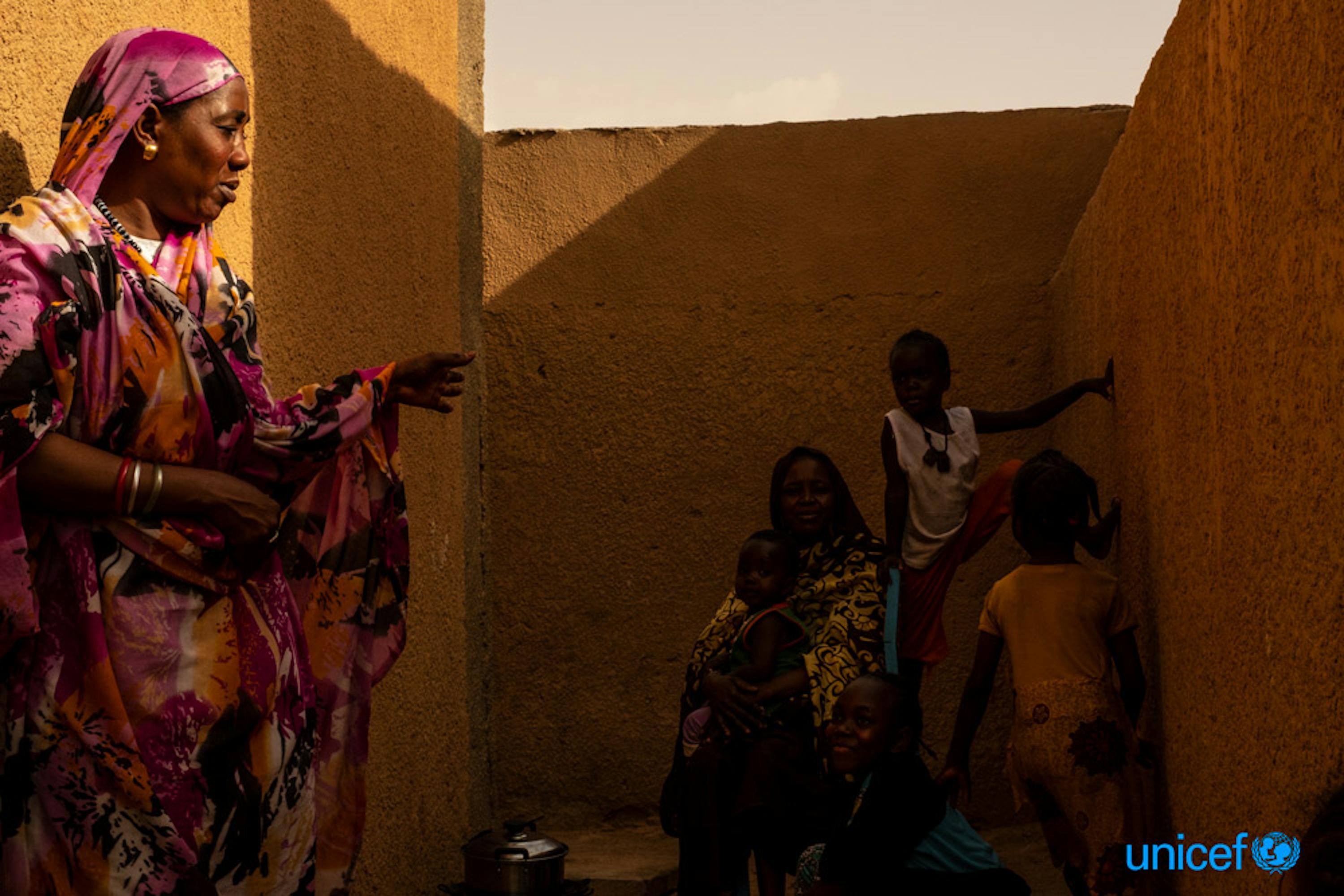 Donne sudanesi in un  alloggio, fornito dalle Nazioni Unite, per i migranti che vengono rimpatriati con la forza dall'Algeria ad Agadez, nel Niger - © UNICEF/UN0209681/Gilbertson VII Photo