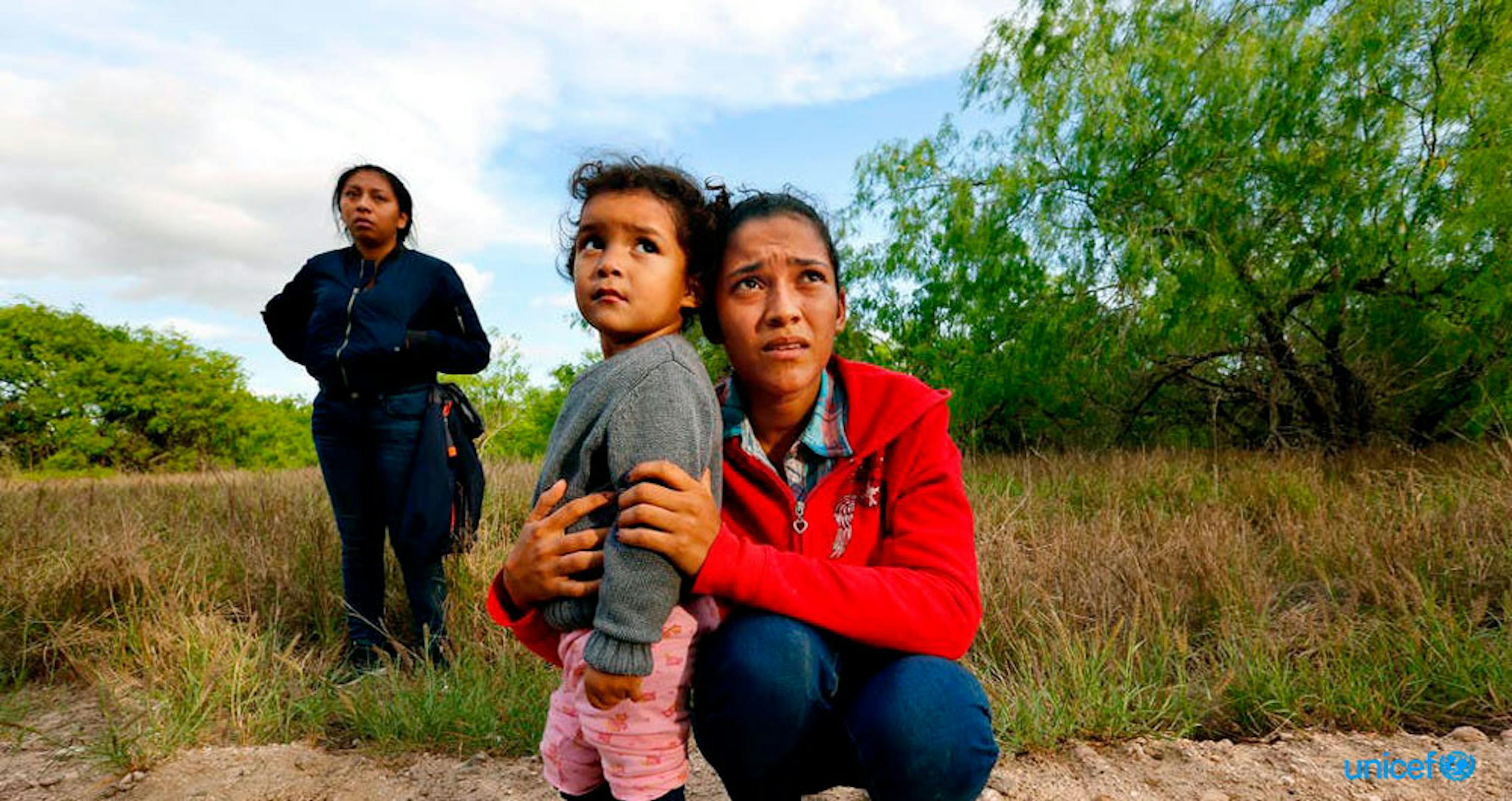 Madre e figlio intercettati alla frontiera in Texas: sono quasi duemila i nuclei familiari con bambini colpiti dalle nuove misure di 