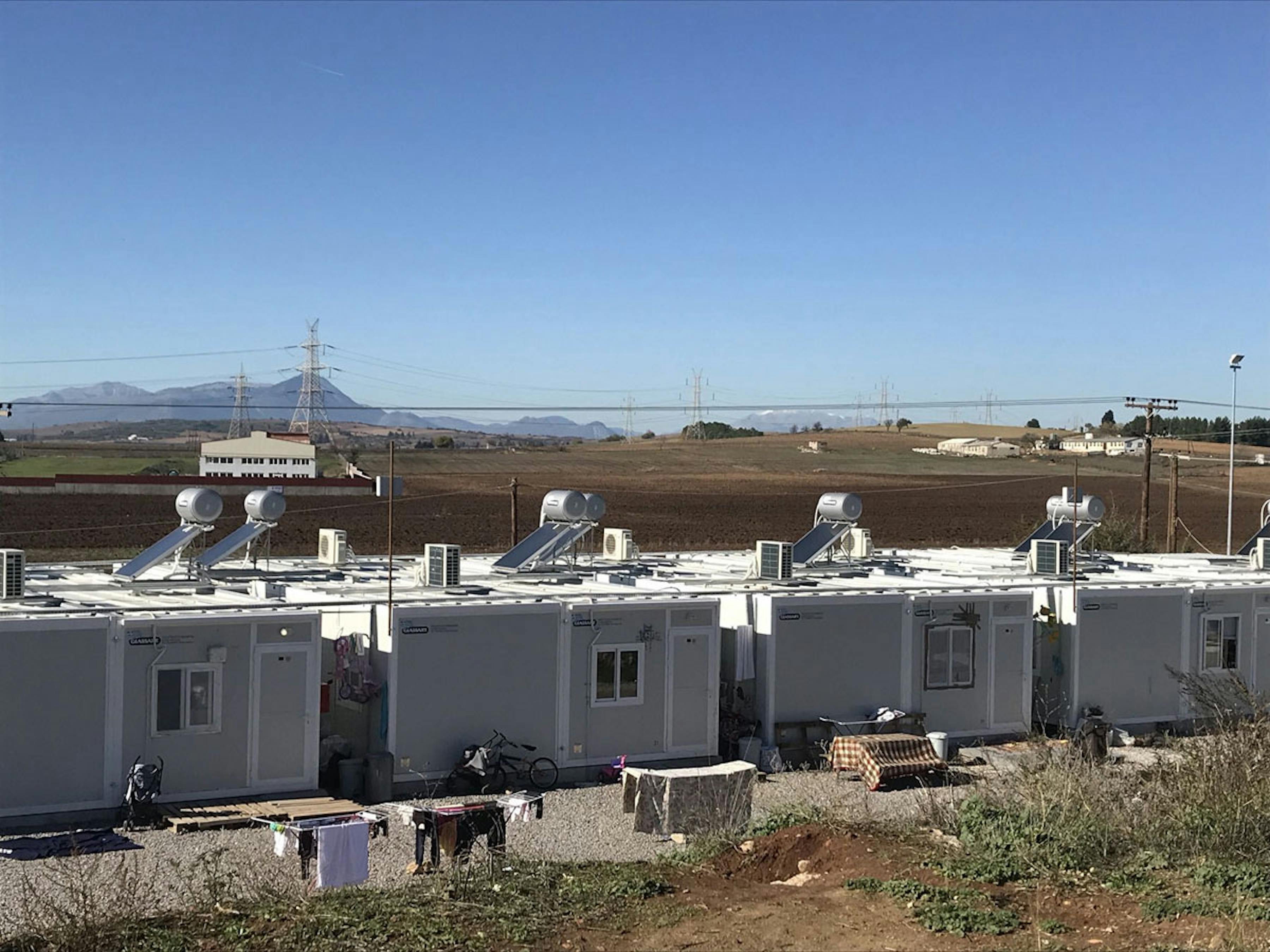 Un'immagine del Centro di accoglienza di Tebe (Grecia): qui vivono circa 800 persone, in condizioni gravemente degradate. Il bambino di cui si parla nell'articolo è morto cadendo in una fognatura a cielo aperto - ©Medium.com/Dimitra Kyranoudi