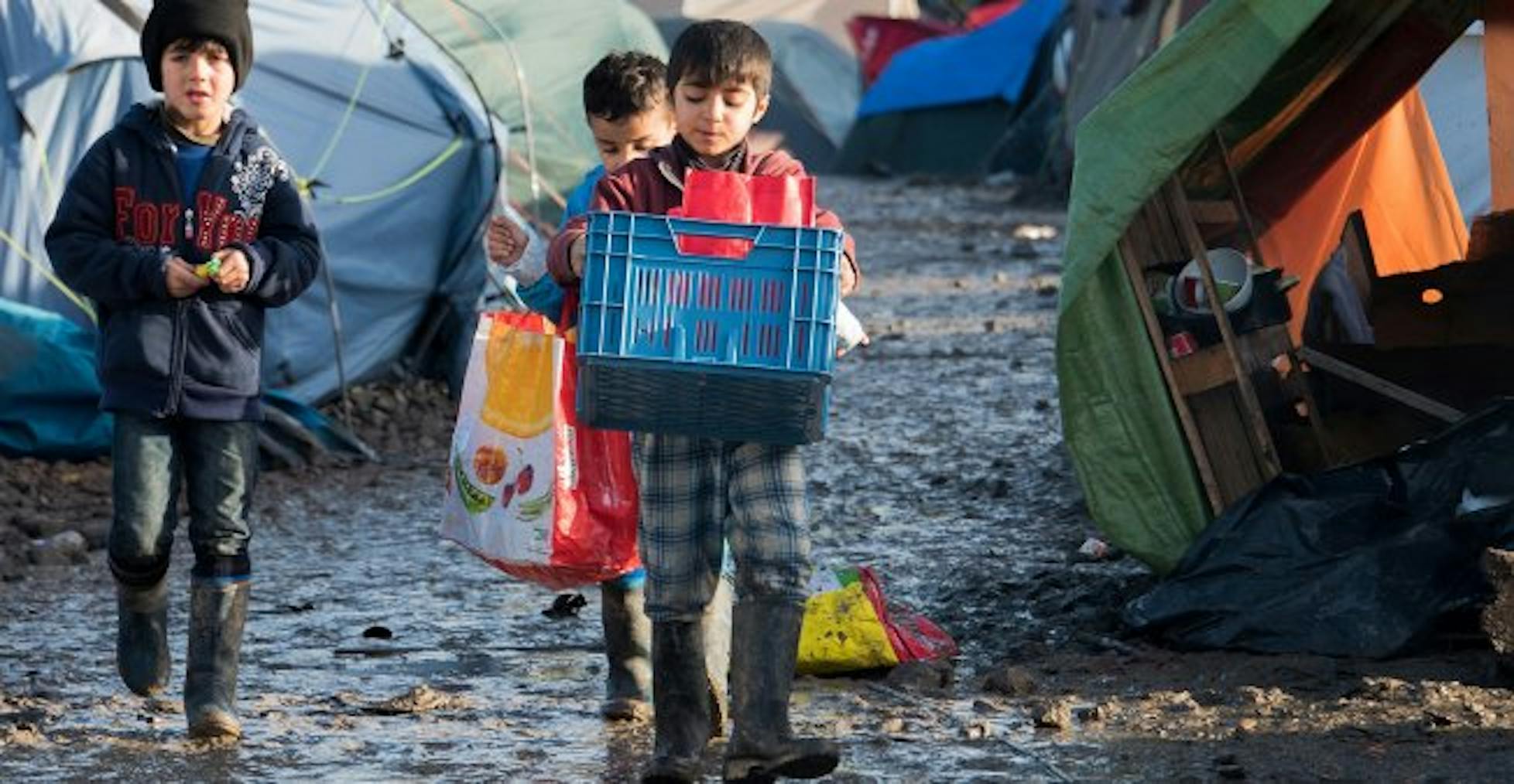 Bambini figli di migranti curdi in un campo profughi nel nord della Francia - ©Denis Charlet/AFP