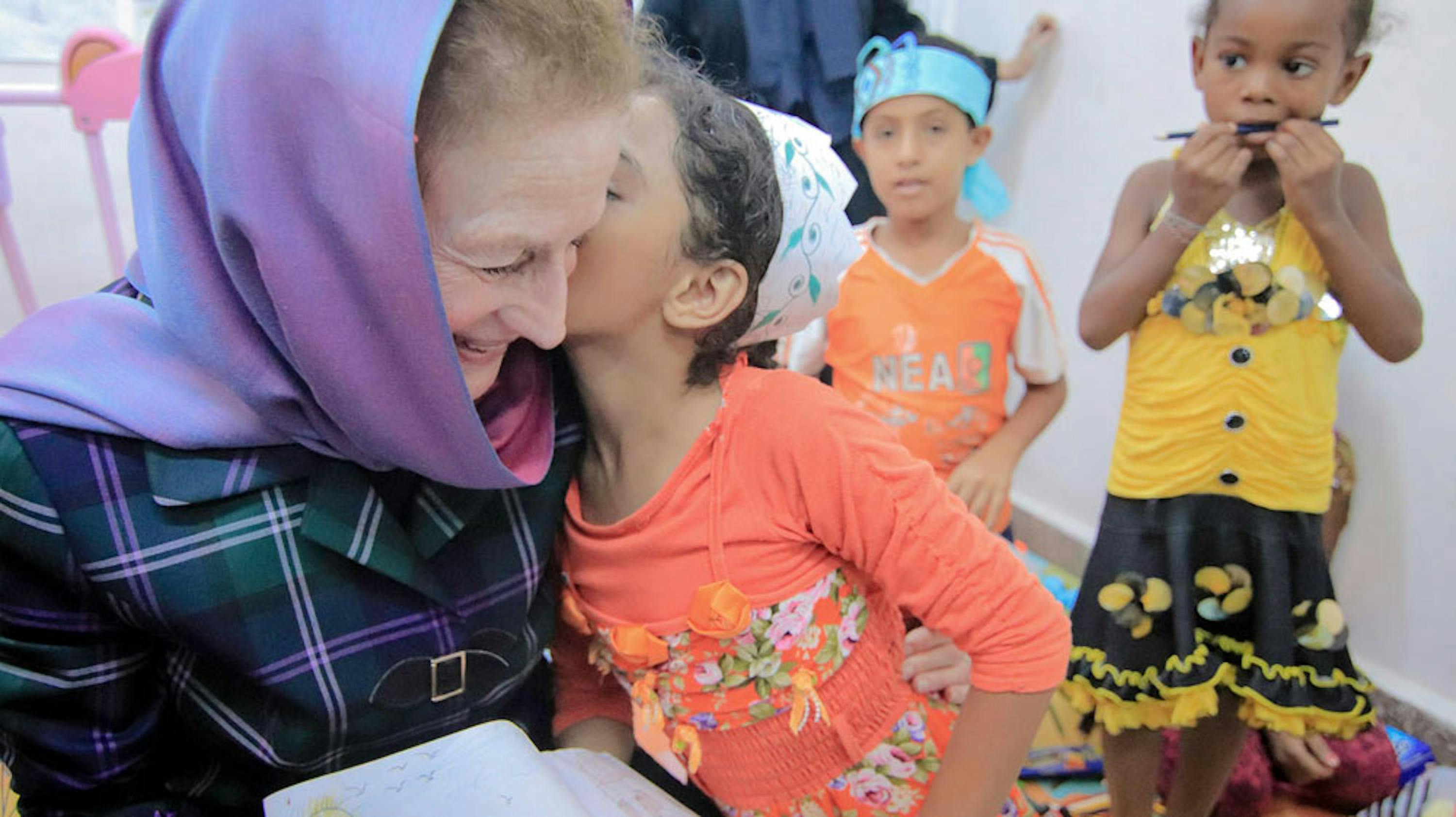 Il Direttore UNICEF Henrietta Fore con una bambina in una sala ricreativa dell'ospedale Alquateeh di Aden, seconda città dello Yemen - ©UNICEF/UN0219820