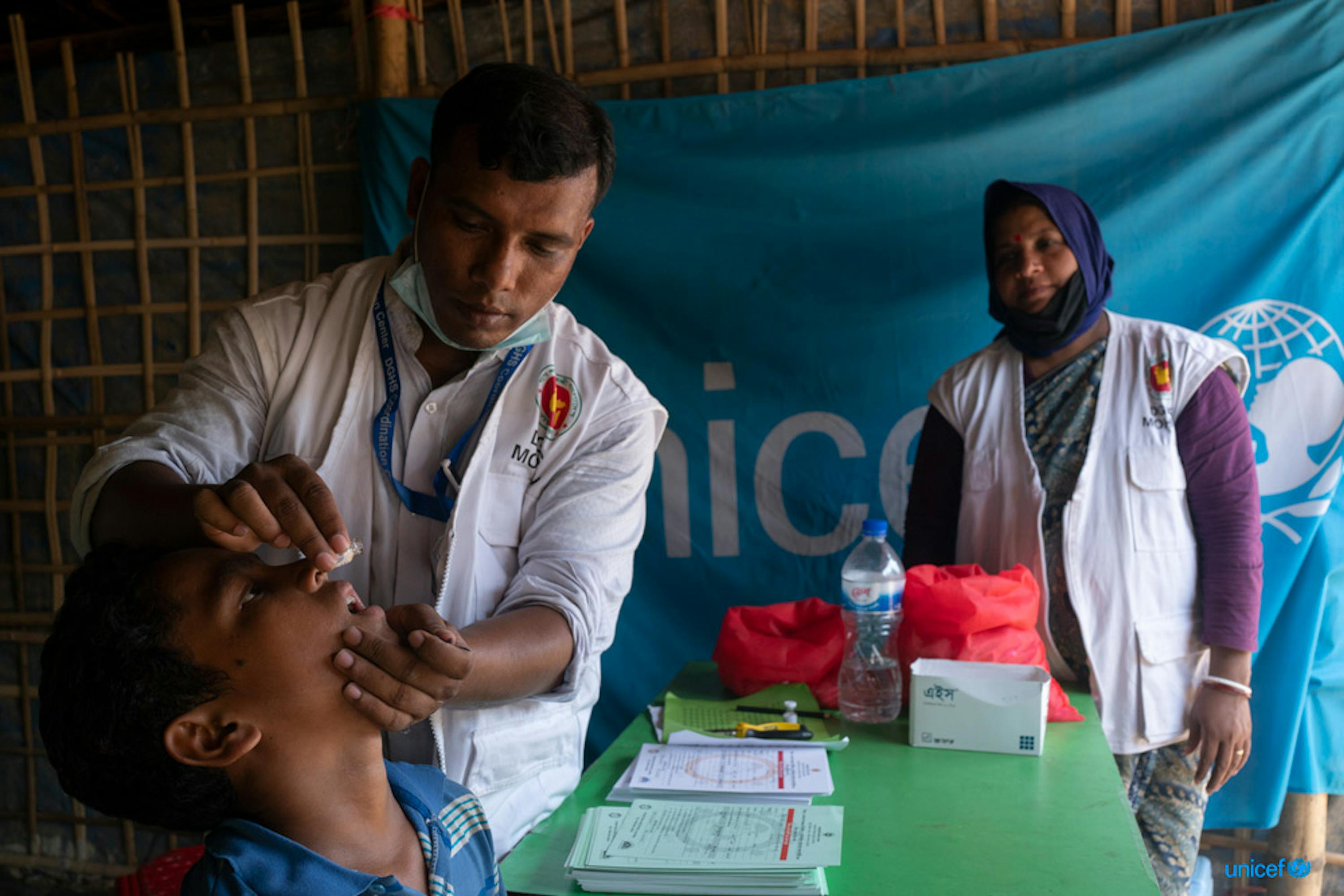 Un bambino rifugiato rohingya viene vaccinato contro il colera - © UNICEF/UN0208868/Sokol