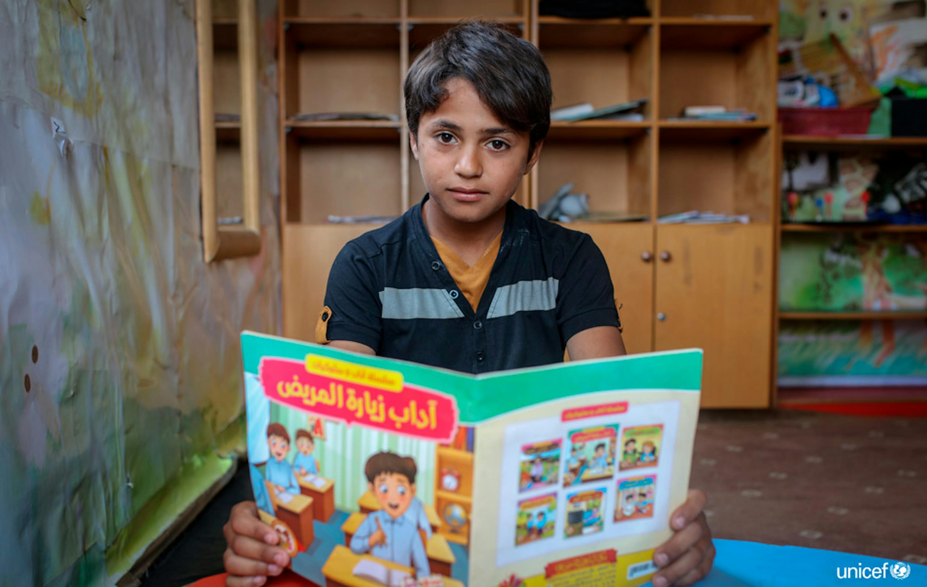  Palestina, Saleh di 14 anni legge un libro presso il centro di protezione dell'infanzia di Beit Lahiya, nel nord di Gaza - © UNICEF/UN0222646/ El Baba