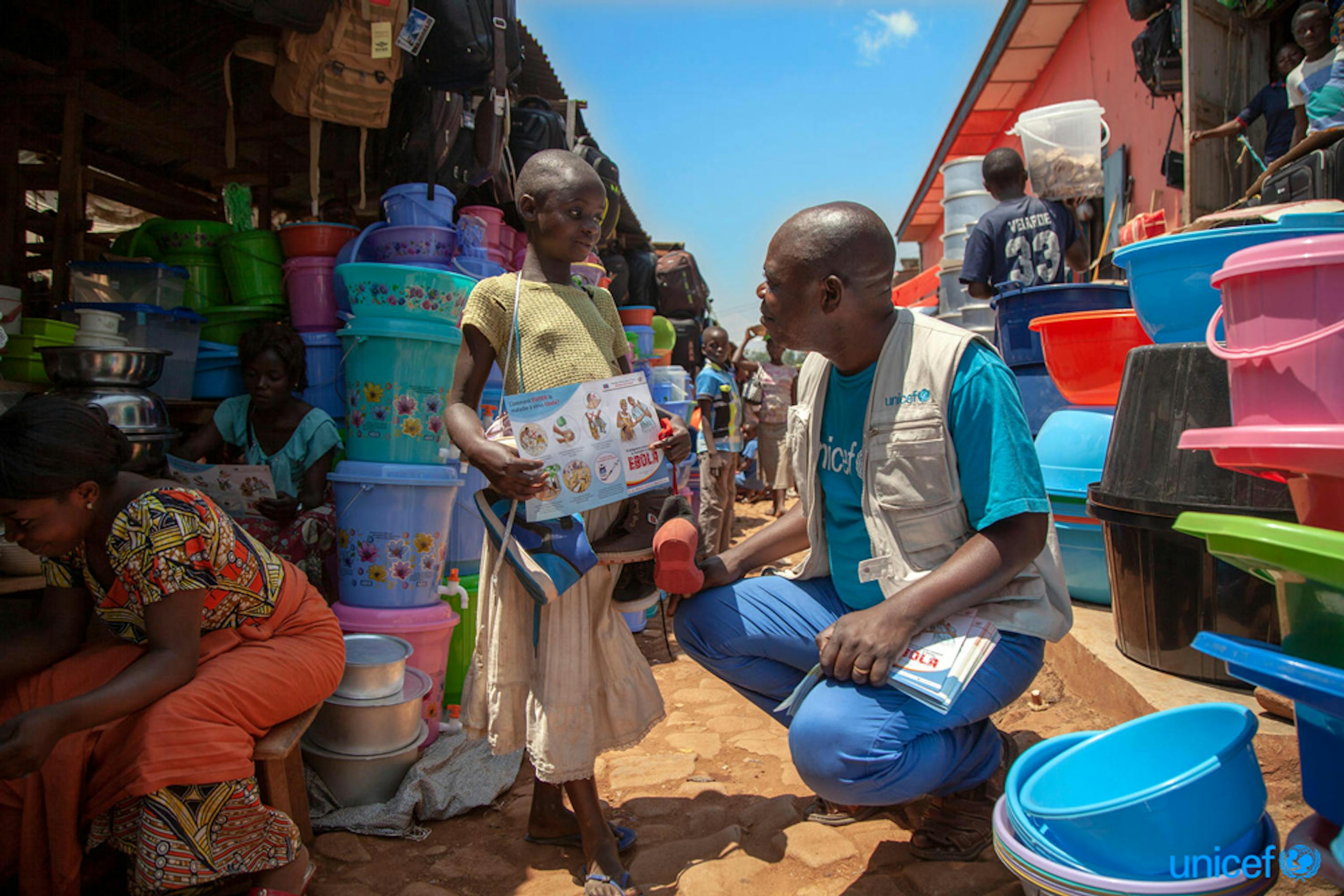 Congo - Un operatore dell'UNICEF informa una ragazza su come prevenire l'Ebola - © UNICEF/UN0228983/Naftalin