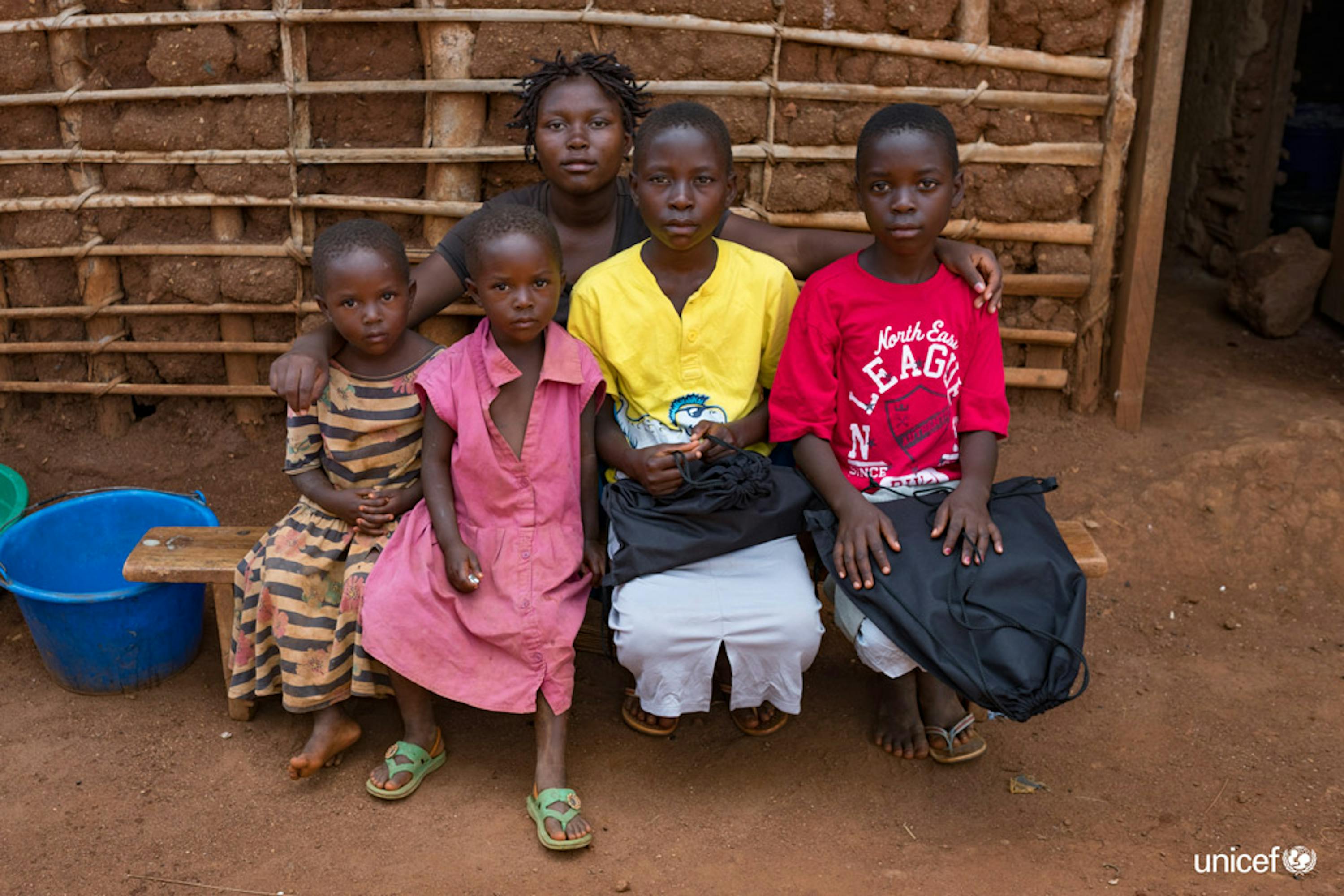 Congo - Stefanie (con la maglietta rossa) e le sue sorelle rimaste orfane della zia morta per l'epidemia di Ebola© UNICEF/UN0237336/Nybo