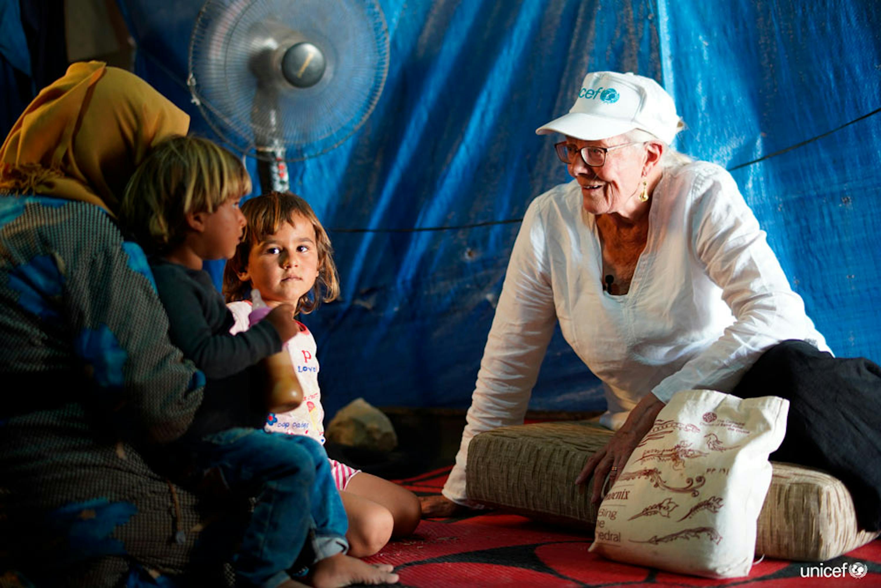  in Libano, l'Ambasciatrice di buona volontà dell'UNICEF Vanessa Redgrave (a destra) ha incontrato le famiglie di rifugiati siriane nell'insediamento informale di Housh al Refka nella Valle della Bekaa - © UNICEF/UN0237319/Choufany