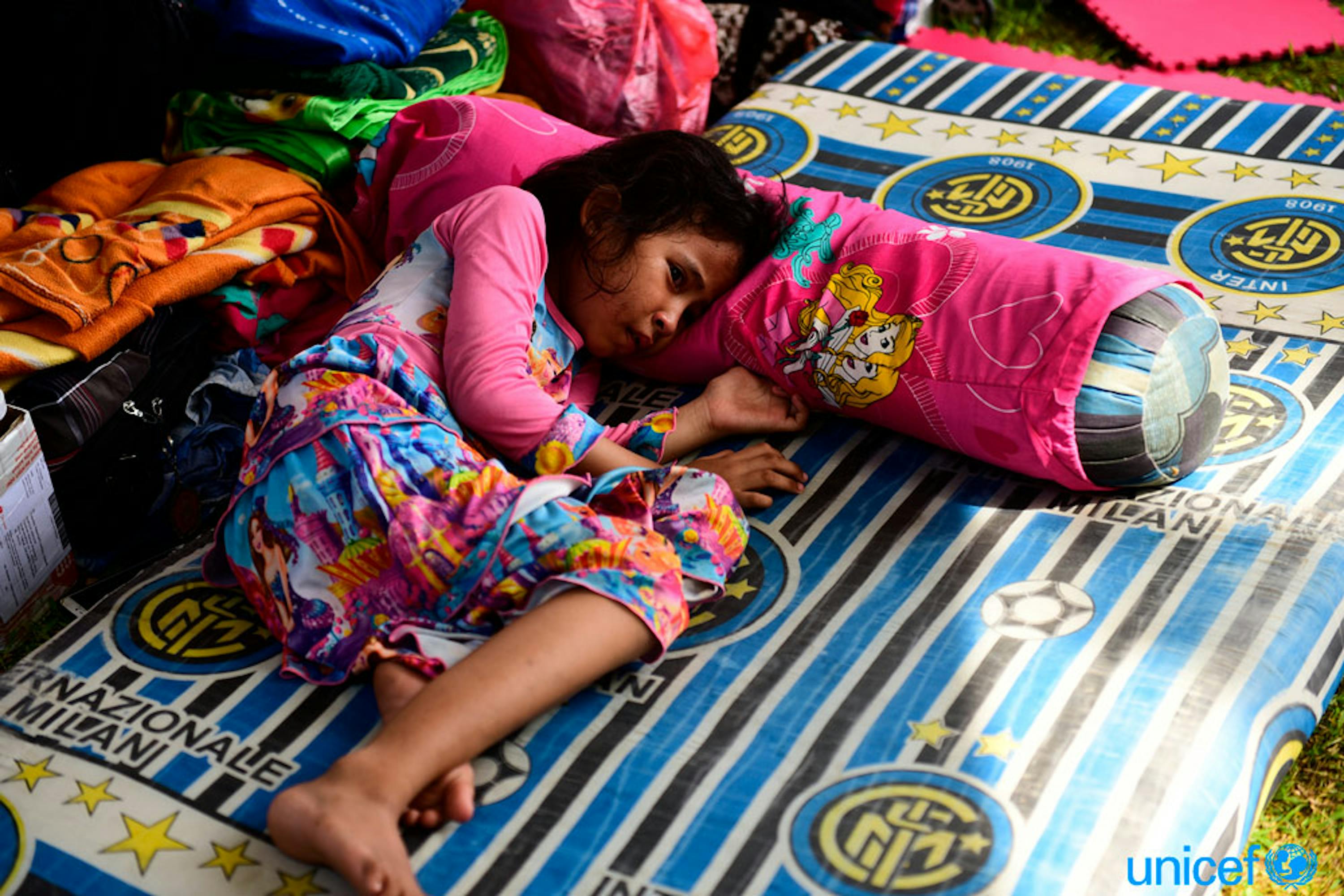 Hilwa, 6 anni, piange nel centro per senzatetto in cui si trova a Palu (Indonesia). La mamma si è allontanata per andare a cercare il suo fratellino, scomparso durante lo tsunami del 28 settembre © UNICEF/UN0240351/Wilander