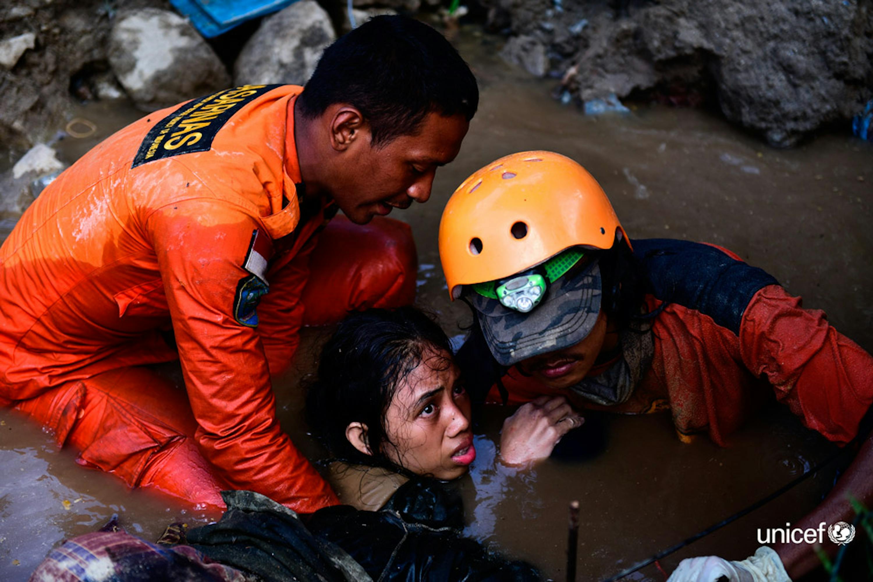 Dopo due terribili giorni Nurul (15 anni) è stata estratta dalle macerie della sua casa a Palu (Indonesia) - ©UNICEF/UN0239947/Arimacswilander