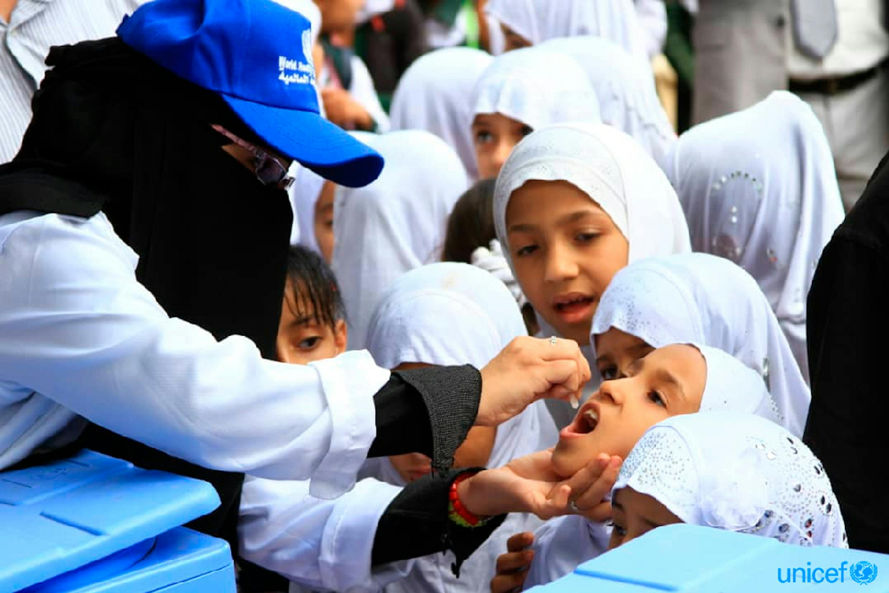 Yemen, nel distretto  Hazm Al-Udayn governatorato di Ibb.  un bambino viene vaccinato contro il colera.© UNICEF/UN0240862/Foa’ad