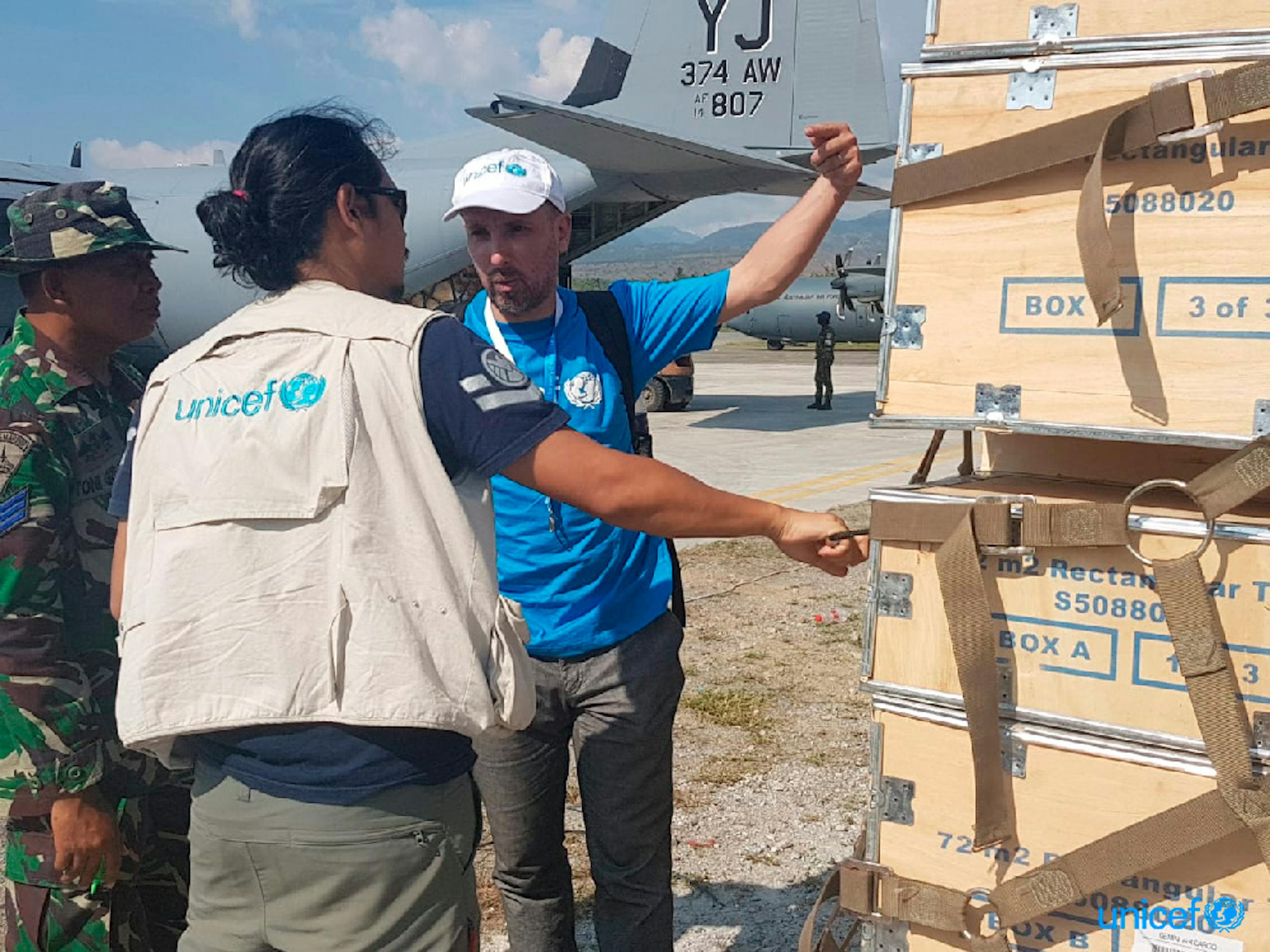 Ridwan Gustiana (Ufficiale sanitario di emergenza) e Stephane Arnaud (Senior Supply Officer) con il primo lotto di 33 