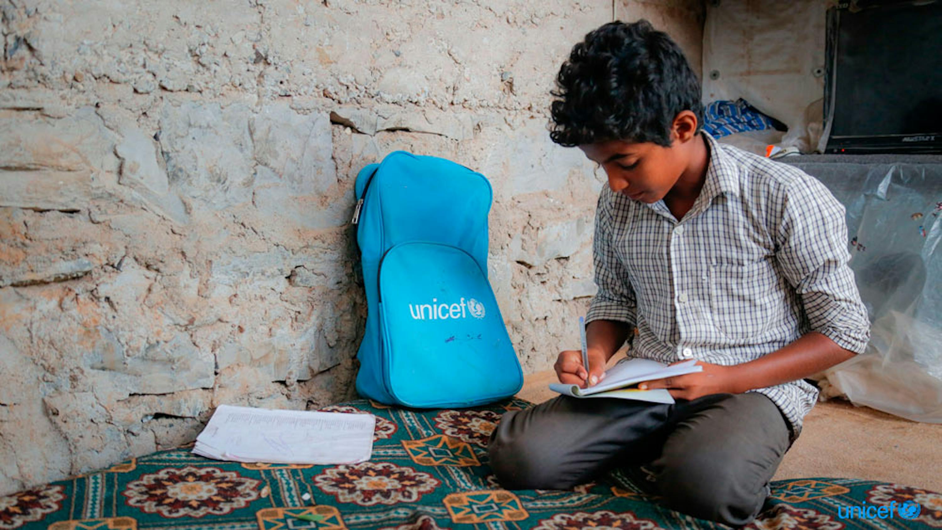 Azmi, dodicenne, è dovuto fuggire dalla sua casa a causa di un conflitto nello Yemen. Azmi vuole tornare a casa in modo che possa tornare alla sua scuola e rivedere i suoi amici. © UNICEF/UN0188088/Fuad