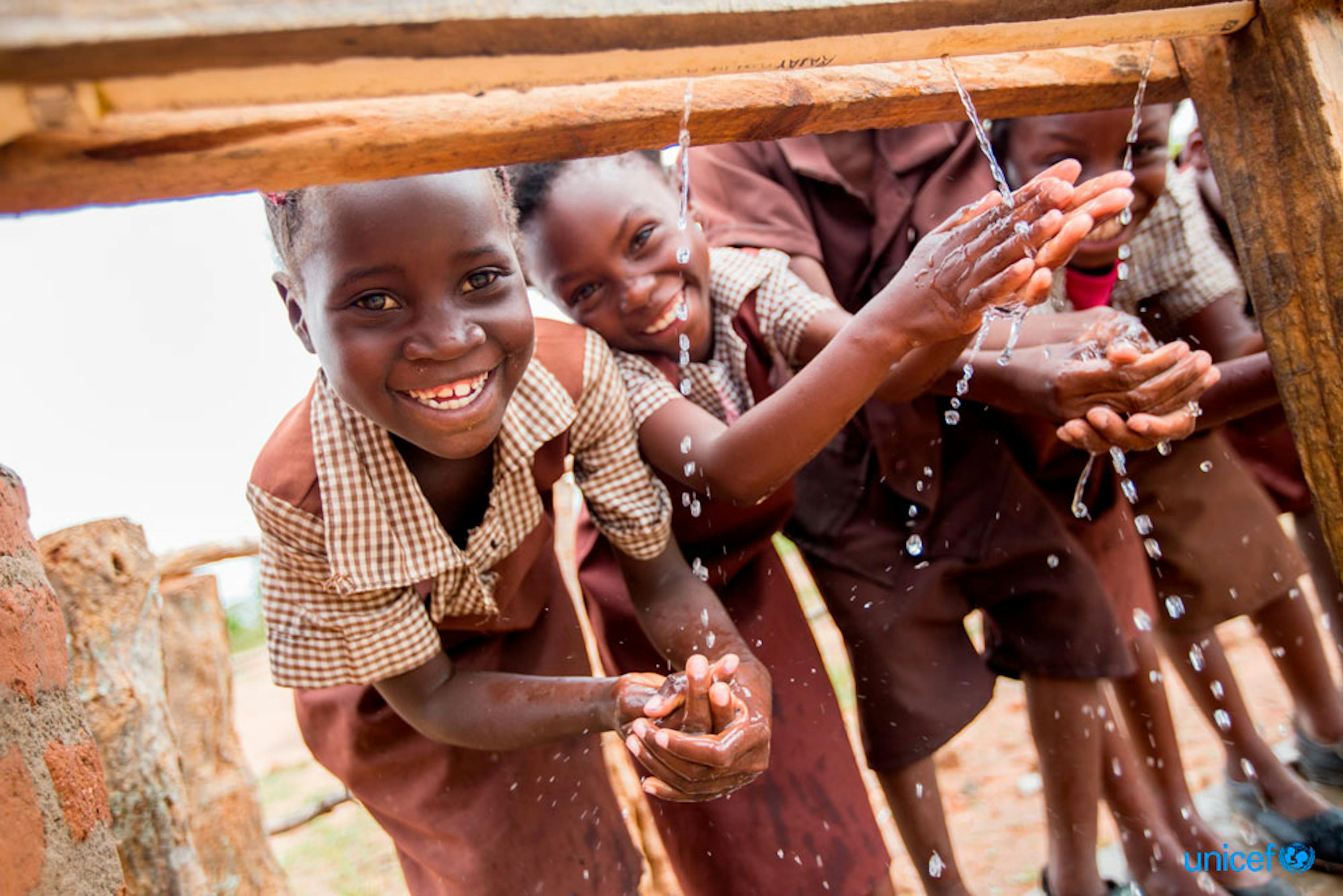 Zambia, nella scuola primaria di Kuzungula, alcuni bambini si lavano le mani - © UNICEF/UN0145995/Schermbrucker